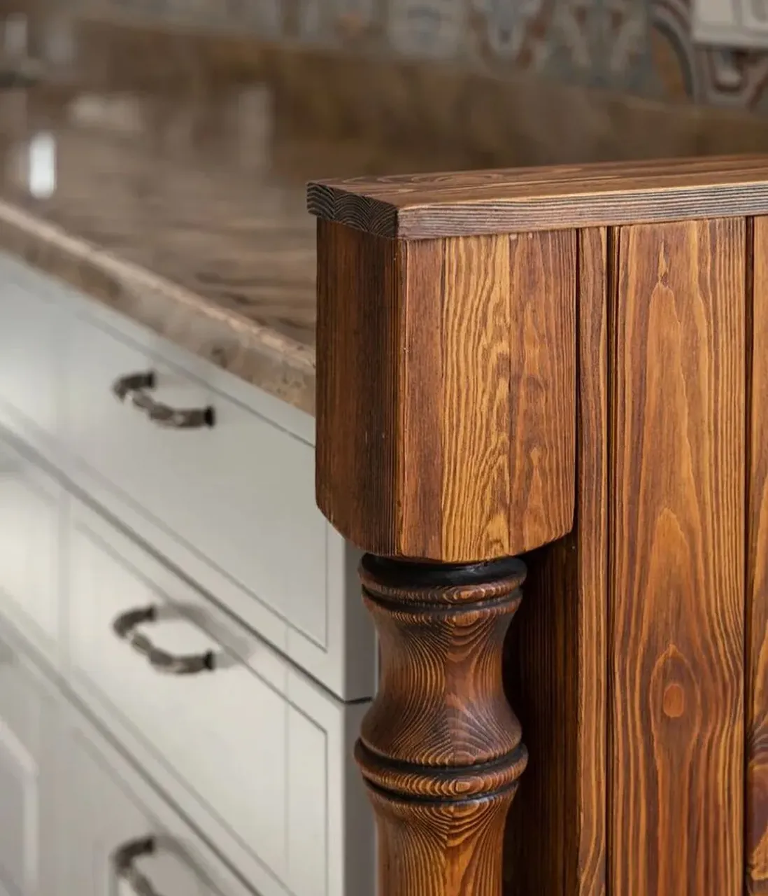 Отделка кухонного острова деревом: верхняя столешница, каркас из досок и точеные элементы добавили в интерьер свою изюминку! Покрытие маслом «Hesse», цвет темный орех. Интерьер и стиль мебели от @design_a_studia .
На заказ работаем с любым деревом! Воплотим в реальность мебель из дерева по любому проекту.
—————————————
+7-912-826-18-75 Евгений
—————————————
#изделияиздерева #деревяннаямебель #деревяннаямебельназаказ #отделкадеревом #точеныеизделия #деревянныйдекор #мебельизсосны #мебельизсосныназаказ #работасдизайнерами #мебельпопроекту #мебельпопроектудизайнера 
P.S. 📸 Фото предоставлены @ivanblagushin 💪👍👍👍