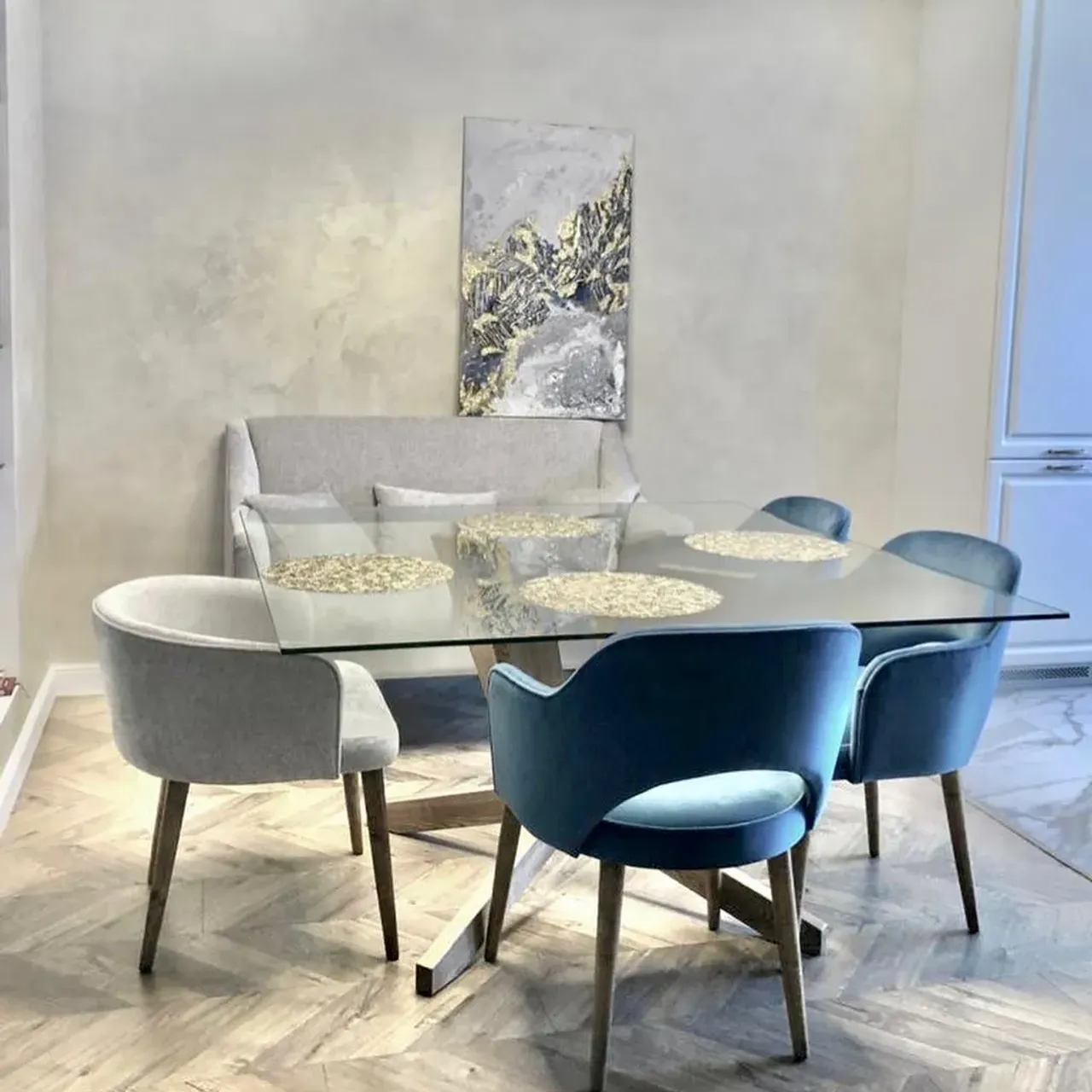 Весь Наш красивый стол перекрывают не менее красивые кресла от «Вишенок», @vishneviy.sad 🤟, на втором фото весь видно))), ну а третье фото 👉 с интернета, заказчик предоставил его, как желаемый образец . Мы справились: подстолье из массива ясеня, столешница из 10 мм стекла. Размер 1400х1400х750.
#столыназаказ #столы #столизстекла #деревянныйстол #стеклянныйстол #интерьер #обеденныйстол #обеденнаязона #столкиров #массив43 #столярнаямастерская #творческиелюди #всямебельназаказ #заказстола