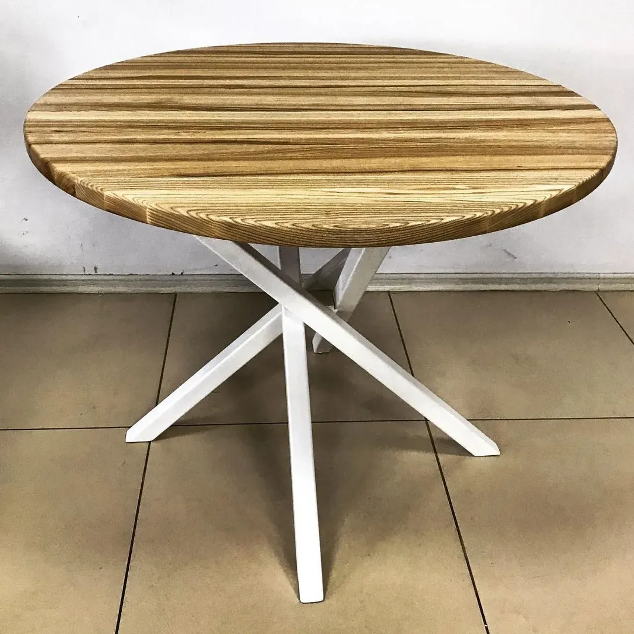 Стол обеденный диаметр 950 мм, высота 750. Столешница - массив ясеня, подстолье ксеноморфной формы из металлопрофильной трубы 40х40. Подстолье под интерьер можем перекрасить в любой цвет.
✅ Цена: 20000₽
✅ Гарантия качества
✅ Отправим в любой регион!
———————————————
📲+7-912-826-18-75
———————————————
#столыкиров #столыназаказ #мебелькиров #столнакухню #мебельдлякухни #интерьеркухни #круглыйстол #круглыйстолиздерева #деревянныйстол #столнаметалокаркасе #интерьеркухни #столизясеня #загородныйдом #мебельвдом #красивыйстол #ксеноморф #массив43 #продажастолов