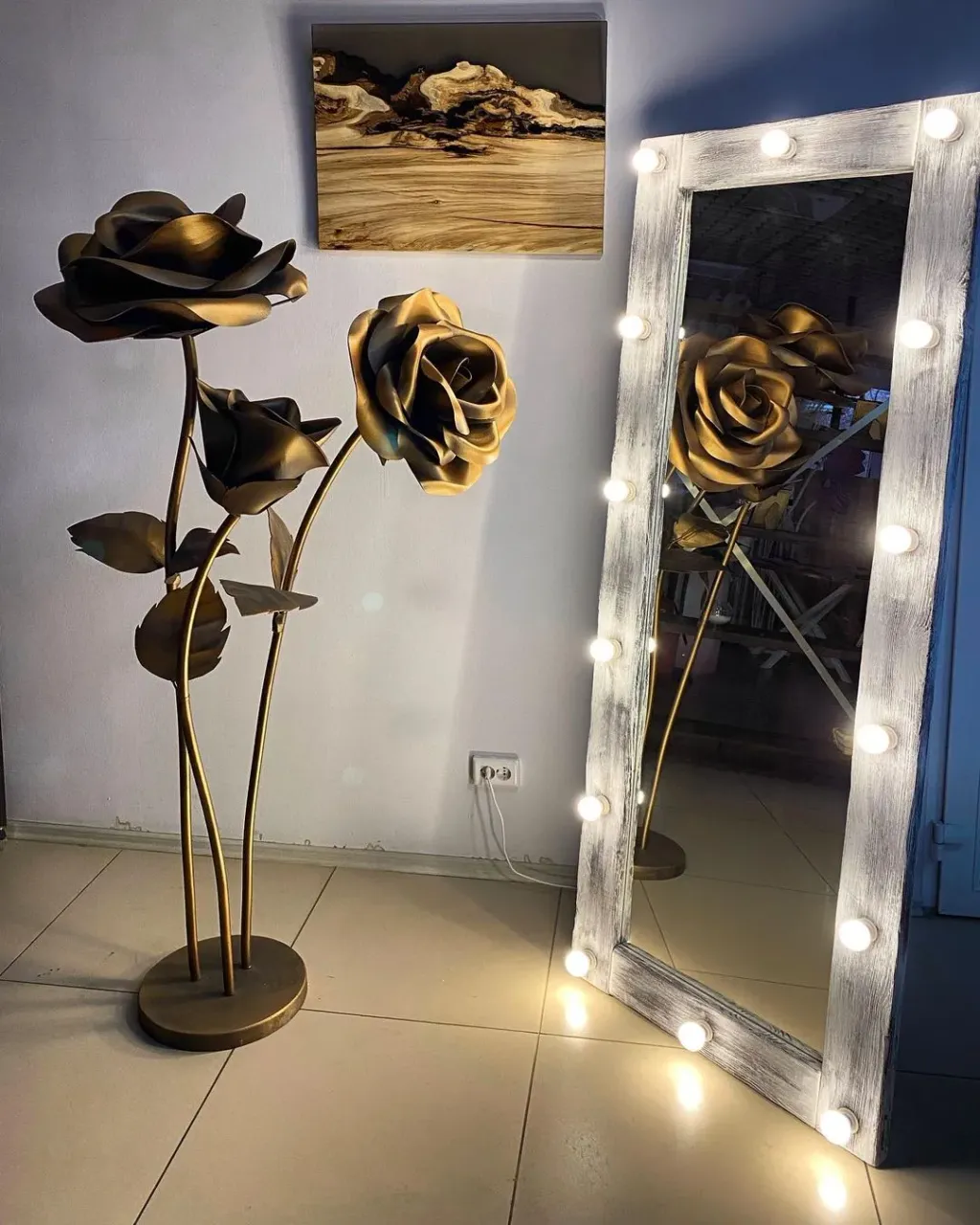 Прелестно! Не правда ли? 
Цветы от @okliukina украсят что угодно!!!👍🔥🔥🔥
#декоративныецветы #ростовыецветы #цветокподарок #зеркалосподсветкой #салонноезеркало #ростовоезеркало #зеркаловраме #настенноепанно #панно #деревоисмола #смолаидерево #мебельназаказ #деревяннаямебельназаказ