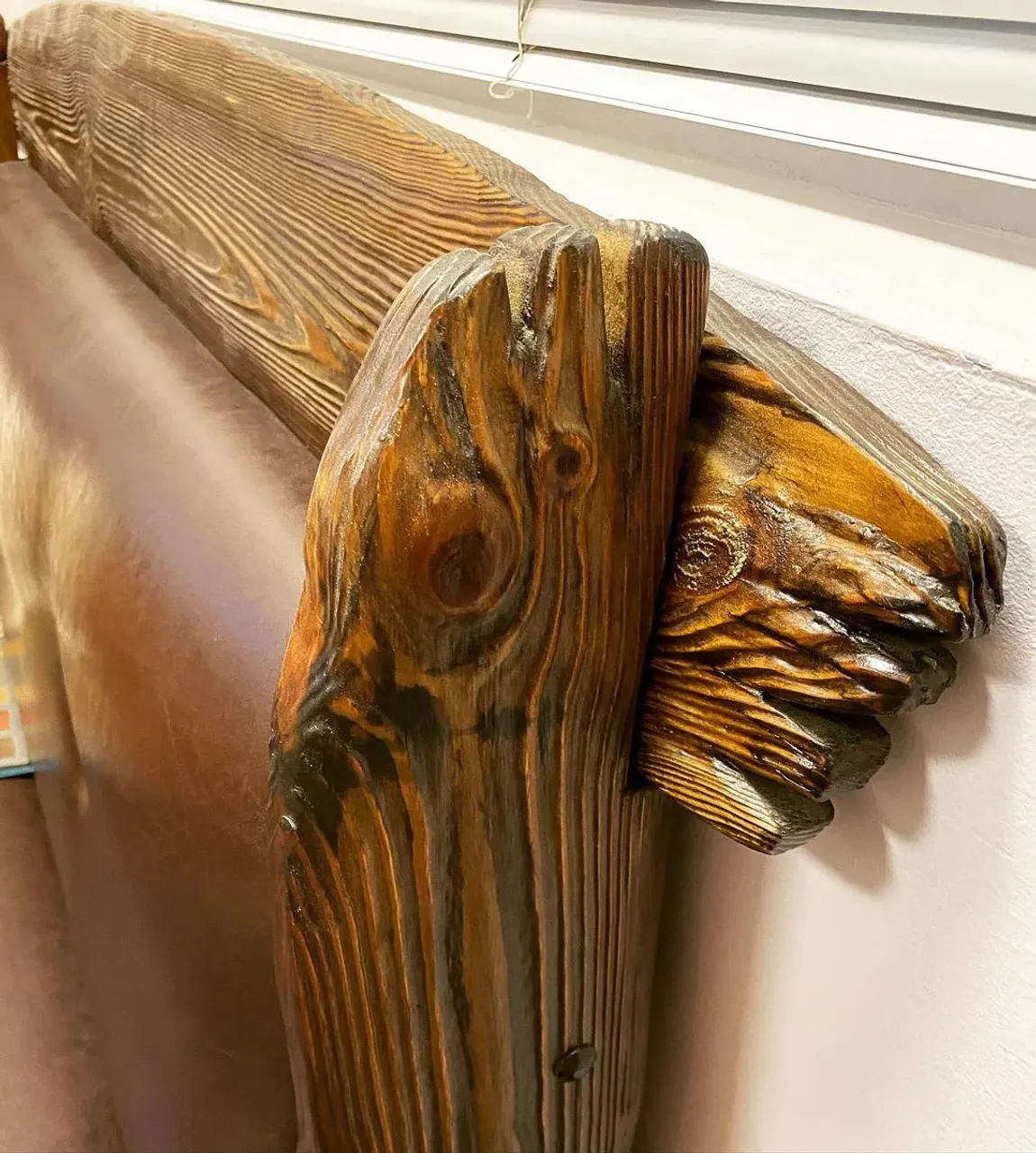 Этот диван уже смело можно назвать талисманом! На нем уже посидела не одна сотня наших заказчиков!!!👍☝️! Он ездит  по всем нашим офисам при переездах с начала 2000-х годов, и ему примерно 16-17 уже есть. Это первые Варианты состаренной Нашими мастерами мебели!!! 💥 Первый заказ пришёл из Столицы! Москвичи привезли доску «брашированную» (мы таких слов и не знали тогда). И понятия не имели как Мебель сделать такой)))! И не было You Tube в помощь, но было много сил и желания сделать что-то новое и оригинальное!!! И на этом была открыта  Нами страничка по изготовлению мебели в таком стиле! Сделали тогда и отправили большой заказ на ресторан в Москве, и заодно и образцы стола и стульев себе в салон сделали! Даже экскурсии приходили, посмотреть мебель из сказки «Маша и Медведи»)))! Вот как-то так.......!👍👍👍🪓
#мебельподстарину #состареннаямебель #браширование #брашированиедерева #брашированиедревесины #брашированнаямебель #столыистульяотпроизводителя #массив43 #мебельноепроизводство