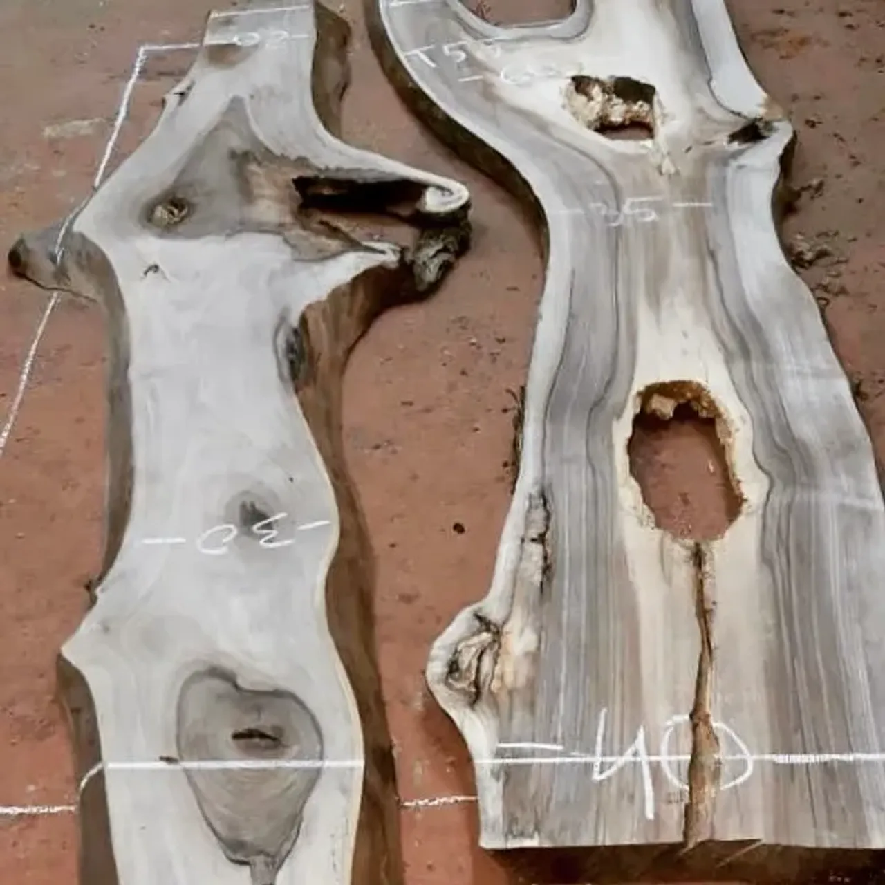 Начинается подготовка Нового проекта. Будем заливать Белой смолой эти прекрасные Слэбы из грецкого ореха и получится стол 2000х1000.
#столыназаказ #столысосмолойкиров #столысосмолойназаказ #деревоисмола #woodendresin #красивыйстол #столизслэба #бомбический #белаясмола #design #designinterior #designtable #tablewood #massiv43