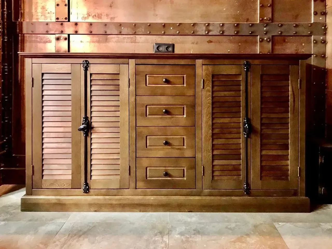 Комод или тумба в VIP зал бара “Engineer”. Изготовлен по проекту @design_a_studia, по эскизу на второй странице. Тонированный массив сосны, шатерсы и оригинальная фурнитура подчеркнули шик этого экземпляра. На заказ сделаем в любом стиле, размере и цвете. 📲+79128261875
—————————————————————
#деревяннаямебель #мебельвбар #мебельвресторан #деревянныйкомод #комодиздерева #тумбаиздерева #шатерсы #жалюзийныедверки #экомебель #экостиль #деревовинтерьере #загородныйдом #мебельвзагородныйдом #интерьериздерева #комод #комодназаказ #тумбаназаказ #дерево #деревообработка #деревянныйстиль #массив43 #wood #woodworking