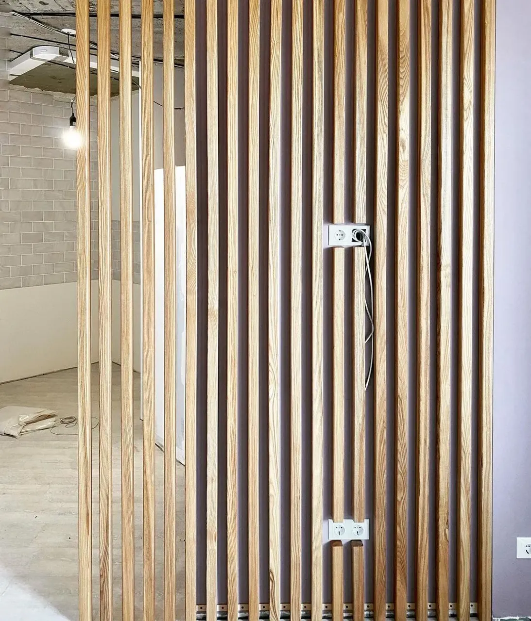 Установили перегородку из ясеневых брусков! Изящно получилось. Пока фото без интерьера, но все компенсирует вид из Окна!!!
#делаемвсеиздерева #работасдушой #намнравитсярадоватьвас #зонированиекомнаты #зонированиепространства #интерьерквартиры #элементыдекора #элементыдекораназаказ #брусокясеня #деревянныеизделия #деревянныеизделияназаказ #массив43