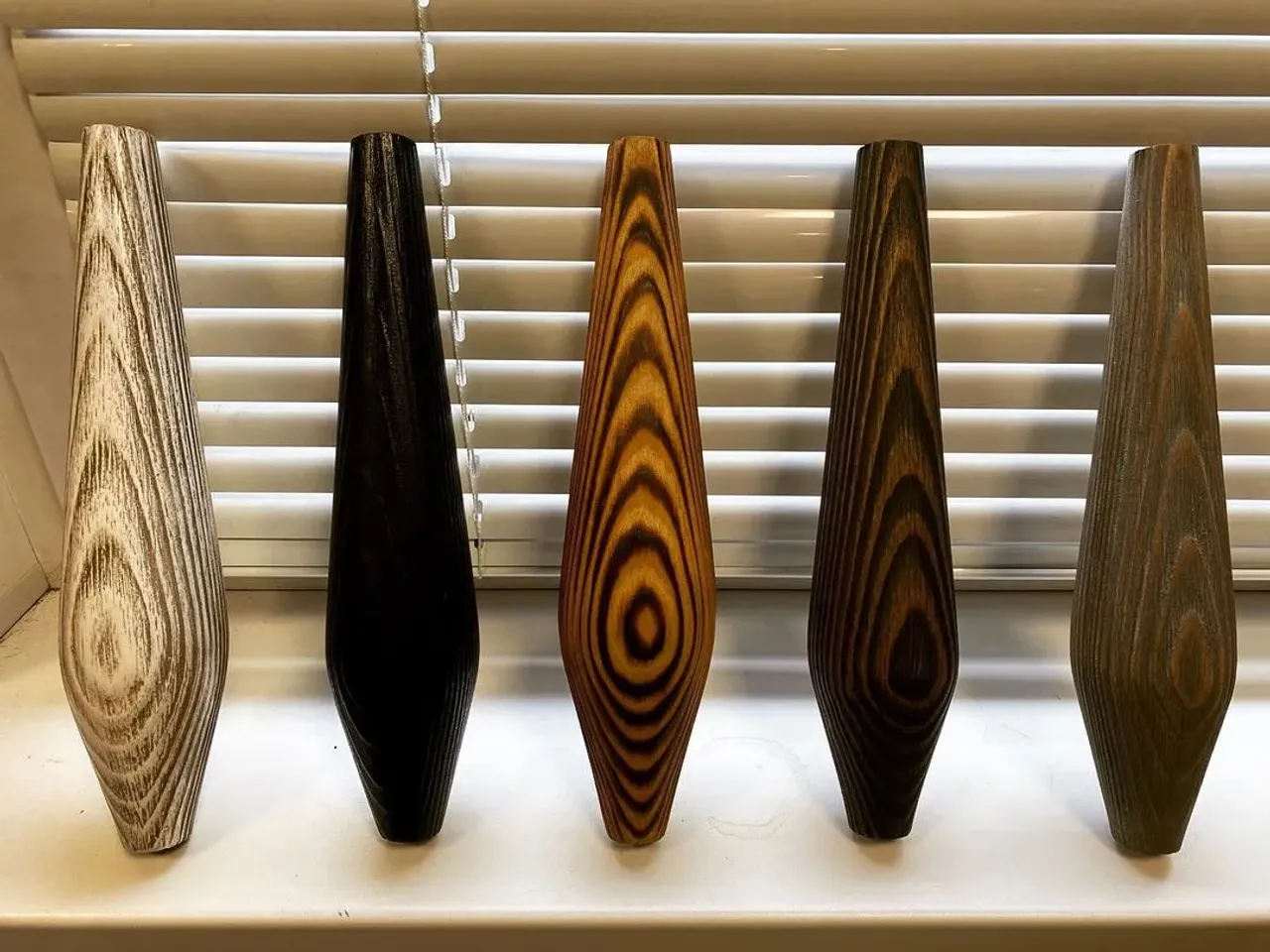 Это не кегли)))! Это одна из запчастей кальяна. Ребята привезли для пробы, на брашировку и покраску. Довольно неплохо получилось и массив сосны даже смотрится достойно!!!
#паровыекоктейли #деревянныеизделия #кальяны #изготовлениемебели #всеиздерева