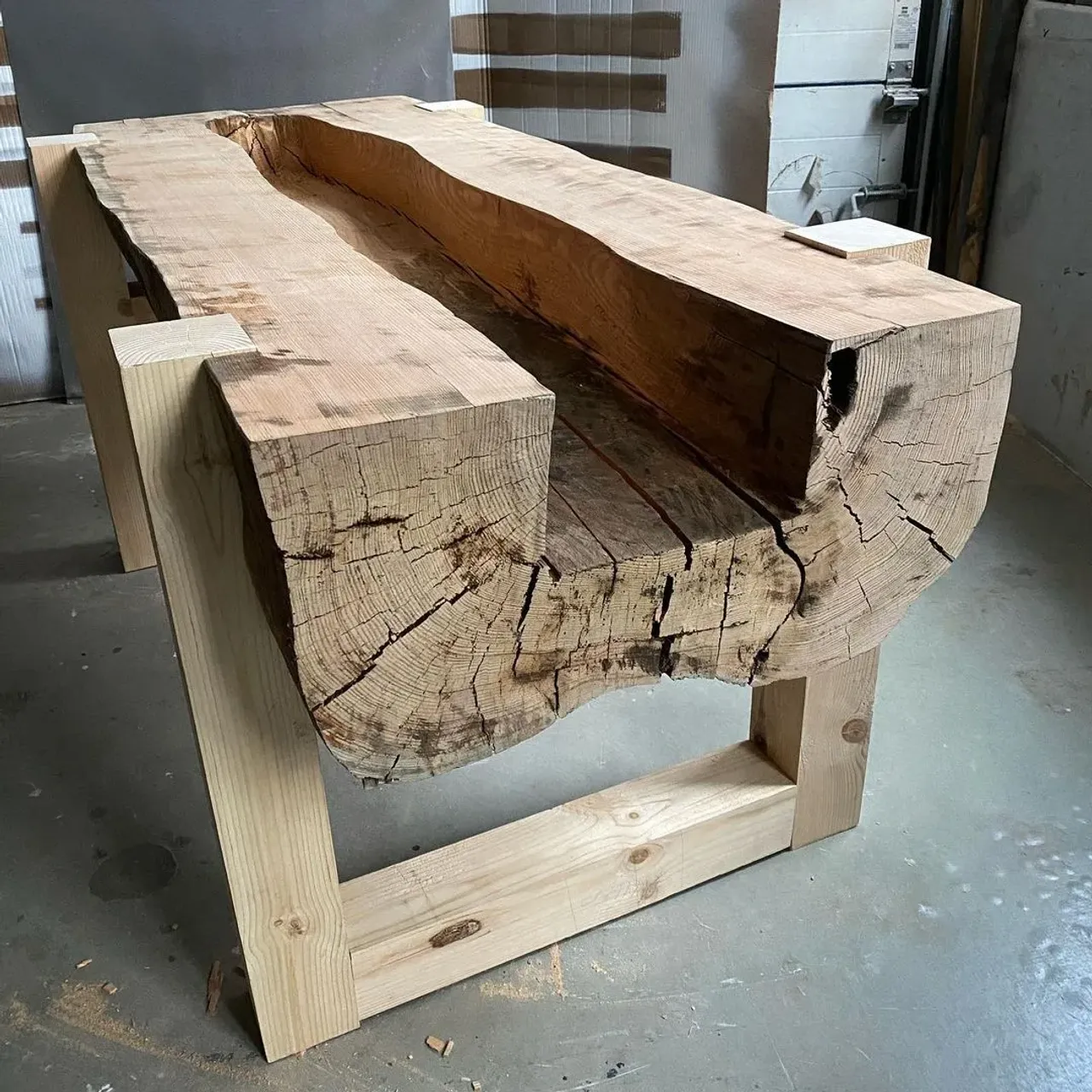 Ну вот и пролетел ещё один день! У стола «выросли ноги»! Завтра будем их рубить и старить✌️✌️✌️! В таком виде ещё все не так смотрится, как видится в голове )))!☝️Будет круче, и в плане вида и цвета, ноги сделаем темные с чернением! Впереди ещё много работы. Надо ещё где-то корыто для воды из бетона найти или самим лить! Может кто подскажет???
#творчество #эксклюзивнаямебель #одинтакой #столрека #течетрека #столизбревна