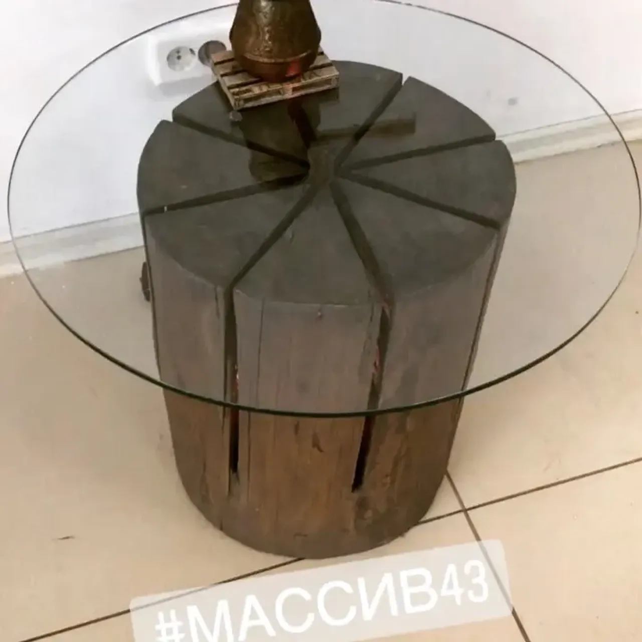 Журнальный или кофейный столик - ночник «Финская Свеча». Можете приобрести в нашем салоне, возможна и отправка в любой другой город. Упакуем, довезем и отправим через любую Т.К.
-8-912-826-18-75-
#оригинальныйстол #подарок #купитьвподарок #финскаясвеча #столночник #кофейныйстолик #журнальныйстолик #столыназаказкиров #дизайнерскаямебель #столярнаямастерская #деревообработка #дерево #мебельиздерева #киров #массив43 #art_wood #wood #interiordesign #interior #table #woodtable #woodtables #woodtabletop
