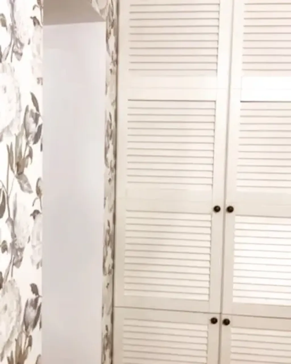 Спальный гарнитур выполнен на 100% из массива сосны. Шкаф, кровать с тумбами. Сочетание серого масла с белым смотрится очень гармонично!!!
#спальныйгарнитур #деревяннаямебель #деревяннаямебельназаказ #мебелькиров #мебельназаказ #дерево #экологичнаямебель #спальнядизайн #спальня #деревяннаякровать #деревянныйшкаф #шатерсы #жалюзи #жалюзийныедвери #столярка #цехдеревообработки #массив43