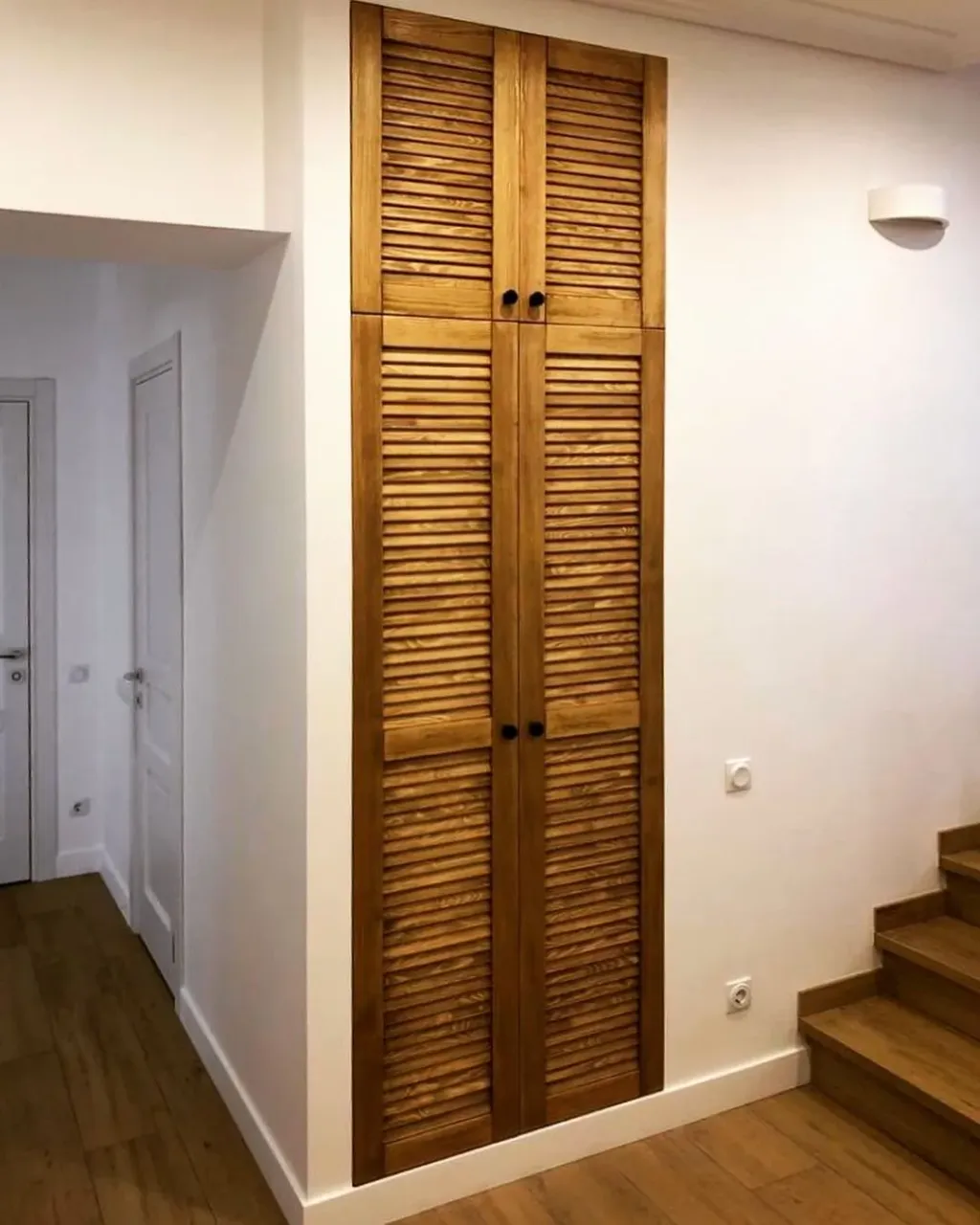 И снова всеми любимые вентилируемые фасады - шаттерсы, или проще - жалюзийные дверки!!! Встроенные шкафы пришлось делать с внутренним каркасом, так как ниша под шкаф сделана из гибсокартона и были бы Сложности с креплением полок и навеской фасадов. Каркас изготовили из фанеры, Фасады из массива сосны и покрыты маслом «Osmo» в цвет ясеня. 
На заказ сможем изготовить :
💥в любом фасоне☝️
💥в любом цвете☝️
💥в любой город отправим☝️👍👍👍
————————————-
📞8-912-826-18-75 ————————————-
#шкафы #шкафысжалюзийнымидверями #встроенныйшкаф #встроеннаямебель #встроенныешкафы #встроенныйшкафкупе #мебельиздерева #мебельиздереваназаказ #жалюзийныедвери #жалюзигоризонтальные #шкафназаказ #шкафыкиров #мебелькиров #деревянныеизделия #деревянныйшкаф #интерьериздерева #шатерсы #массив43