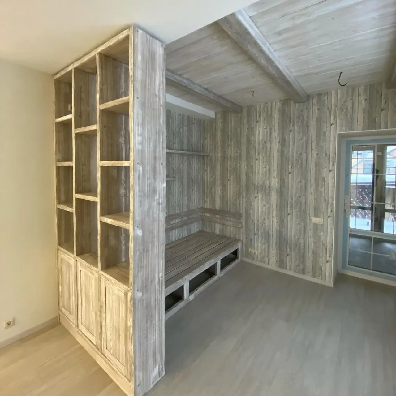 Зонирование комнаты деревянным стеллажом! 
#мебельизсосны #мебельспатиной #патинированныефасады #всеиздерева #интерьер #интерьерныерешения #стиль #деревянныйстиль #кроватьподзаказ #кроватьподзаказкиров #кроватькиров #кроватьиздерева #стеллажиздерева #деревянныйдом #деревенскийстиль #деревовинтерьере #делаемвсеиздерева #стеллаж #стеллажи #загородныйдом #жизньзагородом #мебельизсосныподстарину #мебельизсосныназаказ #патинирование #доскинапотолке #фальшбалки #фальшбалкивинтерьере #фальшбалкиназаказ #массив43