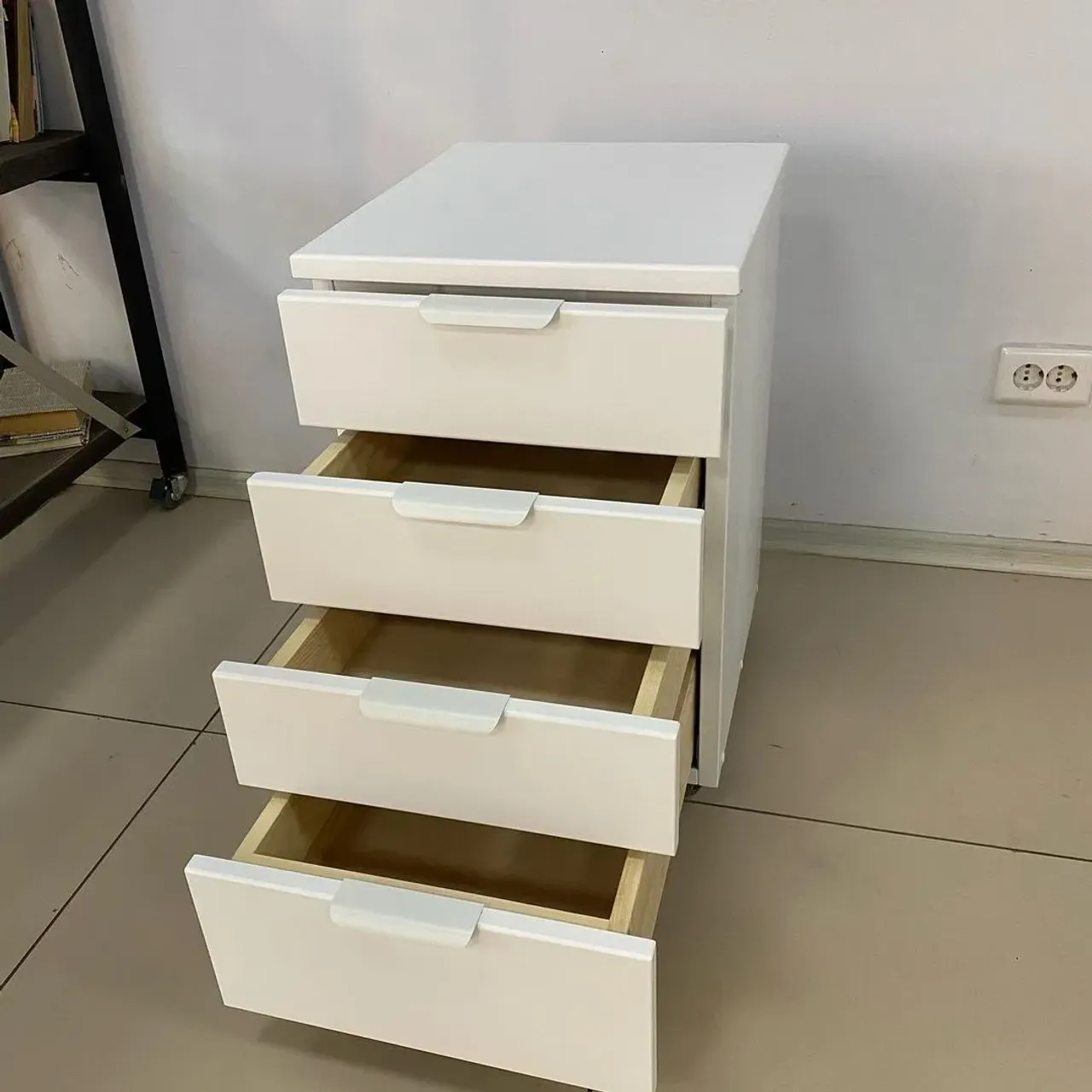 Тумбы из массива на заказ в любом размере, цвете и фасоне! Покрытие на выбор: полиуретан, акрил или масло!
Ящики с доводчиками (скрытый монтаж).
#тумбы #тумбыиздерева #интерьер #рабочийкабинет #тумбыподтв #тумбыназаказ #деревяннаямебель #мебельиздерева #мебельиздереваназаказ #индивидуальныйподход #прикроватныетумбы #интерьерныерешения #деревянныйстиль #массив43