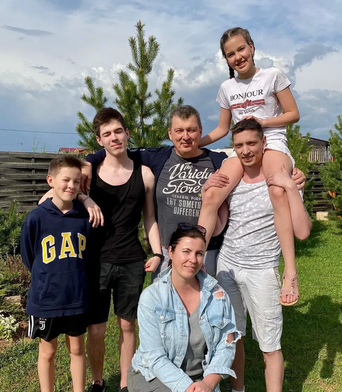 Моя семья 👉 МОЕ БОГАТСТВО!!! Три сыночка, лапочка дочка,
любимая супруга @okliukina. Ради этих людей хочется работать и воплощать в реальность свои идеи, а их так много в голове)))🤪. ТАК ЧТО, МЫ ДЕЛАЛИ, ДЕЛАЕМ И БУДЕМ ДЕЛАТЬ КРАСИВУЮ и ОРИГИНАЛЬНУЮ МЕБЕЛЬ ИЗ ДЕРЕВА! 
👍👍👍👍👍👍👍👍👍👍👍👍👍👍
Мой тел. 8-912-826-18-75 📞
💥💥💥💥💥💥💥💥💥💥💥💥💥💥
#моясемьямоебогатство 
#трисыночкаилапочкадочка #детивдохновляют #мебельиздерева #мебельиздереваназаказ #семьявдохновляет #интереснаяработа #любимаясемья❤️ #любимаяработа #всевместемысила #незряживу #woodworking #wood #woodwork #интереснаяжизнь #интереснаяработа #всяжизньвпереди