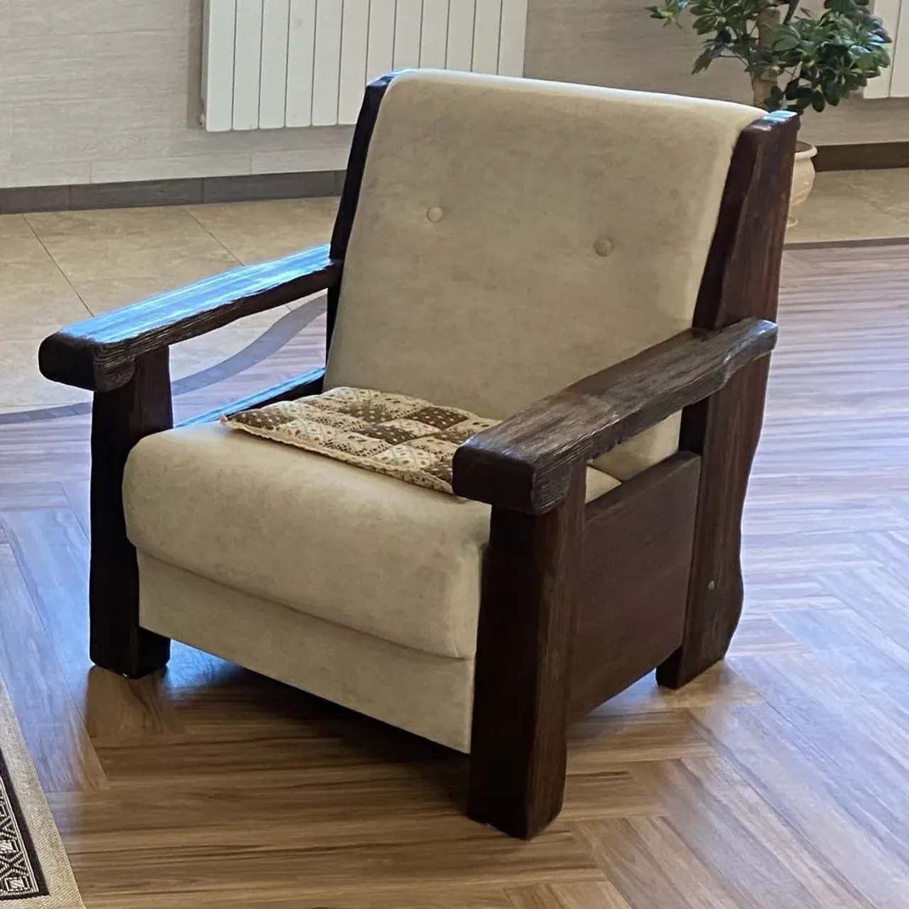 Каркасное кресло на пружинных блоках, боковины из массива сосны с глубоким брашированием! 
#кресло #пружинныйблок #мебельподстарину #мебельподстаринуназаказ #состареннаямебель #состареннаямебельназаказ #загородныйдом #мебельиздерева #мебельиздереваназаказ #креслокиров