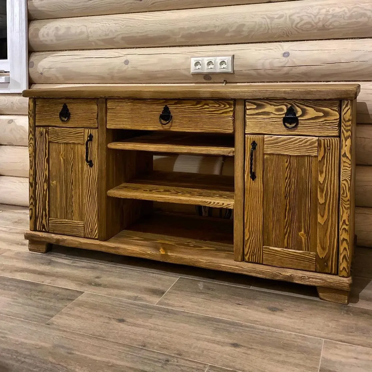Вышла Новая партия состаренной мебели из сосны, выполненной нашими мастерами на заказ. Вчера отвезли заказчику! Может быть сегодня уже бы и не смогли.... из-за правил по карантину!☝️. Так что ближайшие дни есть чем порадовать Ваш глаз)))🔥🔥🔥
-Тумба под ТВ и аппаратуру
- Брашированная Сосна
-Ручки под ковку (Испания)
-Фурнитура с доводчиками
-Покрытие - акрил
-Размер 1550х800х450
—————————————————————
По всем вопросам тел. 8-912-826-18-75 Евгений
—————————————————————
#тумбатв #тумбатвназаказ #тумбаподтв #тумбаподтелевизор #деревяннаямебель #мебельиздерева #тумбаиздерева #брашированнаямебель #мебельподстарину #мебельподстаринуназаказ #мебельизсосныназаказ #красиваямебель #мебельвзагородныйдом #интерьерзагородногодома #брашировка #старениедревесины #wood #woodworking #oldwood #massive #массив43 #экологичныйдом #экологичнаямебель #стильныйинтерьер