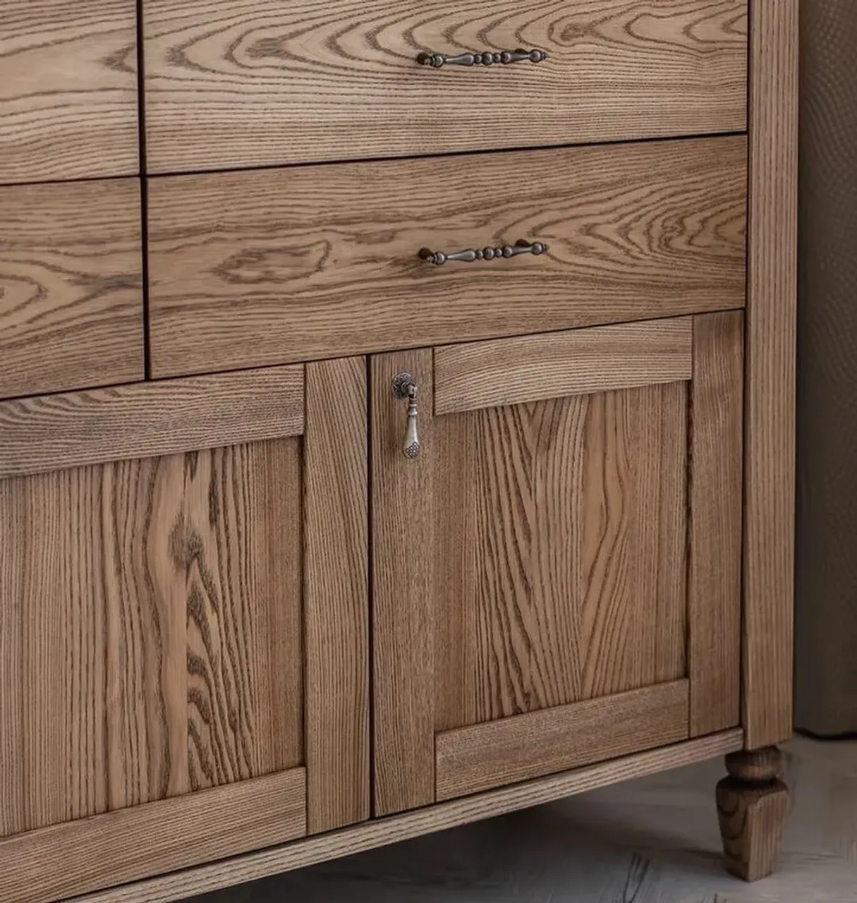 Комод из массива Ясеня! НЕ ШПОН!!!!!✅ Покрытие маслом с воском «Osmo». Все ящики и дверки с доводчиками (плавное закрытие). Изготовлен Нашими мастерами, по проекту @design_a_studia . На заказ сделаем в любом размере, фасоне, цвете!!! 👍👍👍—————————————————————
Тел для заказов : 8-912-826-18-75 Евгений
—————————————————————
#комод #комодназаказ #комоды #комодкиров #комодиздерева #комодиздереваназказ #деревяннаямебель #деревяннаямебельназаказ #комодизясеня #мебельвспальню #мебельвспальнюназаказ #мебельизясеня #мебелькиров #спальныйгарнитур #массив43