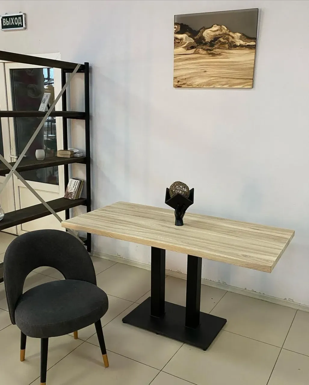 Шикарный стол в сочетании благородного ясеня с металлом! Стулья любезно предоставлены @vishneviy.sad 💥В свободной продаже. Панно на стене тоже в продаже!
💥1500х700х750
💥Натуральное дерево!!!
💥Затонируем по желанию в  цвет по каталогу.
💥Паркетное масло Hesse
💥Отправка в любую точку!!!
Контактный тел: 8-912-826-18-75 Евгений —————————————
#стол #столнаметалокаркасе #столиздерева #деревяннаястолешница 
#красивыйинтерьер #большойстол #обеденныйстол #обеденныйстолназаказ #столназаказ #столкиров #мебелькиров #массив43 #дизайнерскийстол #всеиздерева #обеденнаязона #настенноепанно #деревоисмола #woodandresin