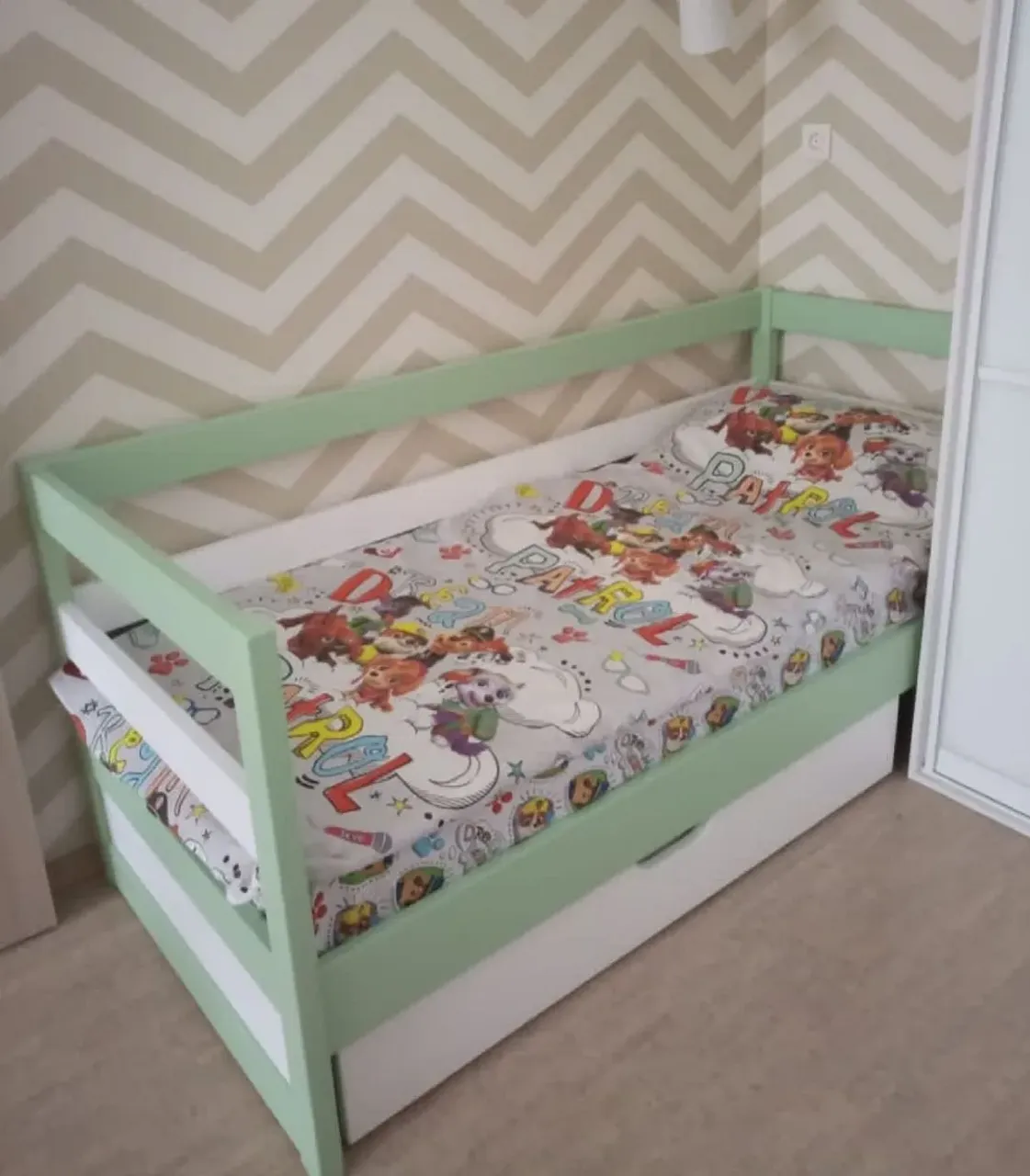 И снова возвращаемся к детской теме, изготовили кровать из массива сосны , с покраской двух цветов: белый и салатовый. Покрытие экологичной краской на водной основе.
💥Изготовим на заказ в любом стиле!
💥Отправим в любую точку!
💥Гарантия качества!
💥☎️8-912-826-18-75 Евгений 
#детскиекровати #кроватиизсосны #кроватииздерева #деревянныекровати #экологичнаямебель #детскаякомната #детскаямебель #мебельвдетскую #мебельиздерева #мебельиздереваназаказ