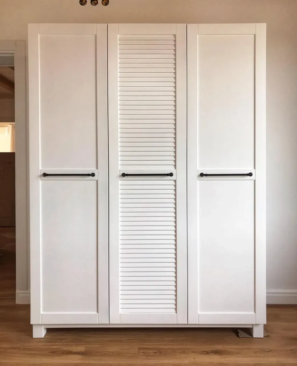 Всем Доброго Дня!!! Уже установили первую партию белых шкафов из массива сосны, с полиуретановым покрытием. Смотрите, оценивайте, подписывайтесь!!! Отвечу на любые вопросы!
В производстве мебели НЕ ПРИМЕНЯЕМ: МДФ, ДВП, ЛДСП!☝️
📲89128261875
—————————————————————-
#дерево #шкафыиздереваназаказ #деревообработкамастер #деревообработка #мебельназаказкиров #мебельиздерева #шкаф #шкафы #шкафыназаказ #деревянныеизделия #деревяннаямебель #интерьер #интерьерквартиры #шатерсы #жалюзийныедвери #оригинальныевещи #гардеробная #спальнядизайн #шкафвспальню #деревовинтерьере #массив43 #wood #woodwork #woodworking #шкафыкиров