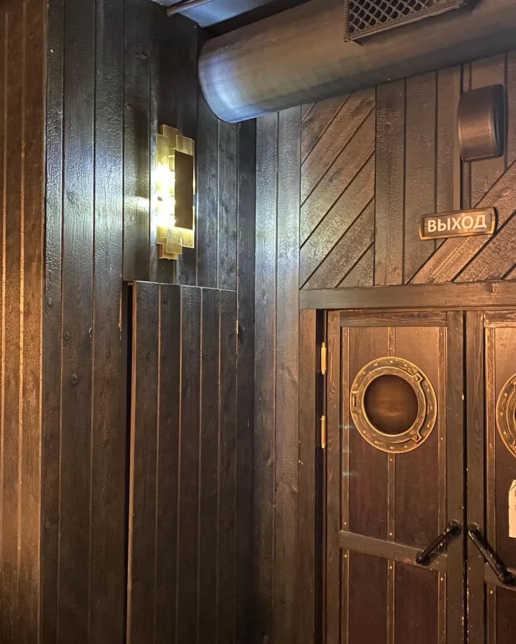 Процесс идёт! Завершение установки мебели и декора.
#мебельвбар #угольнаядоска #обожженнаядоска #бар #винныйшкафчик #винныйстеллаж #декор #декорнадиван #латунныевещи