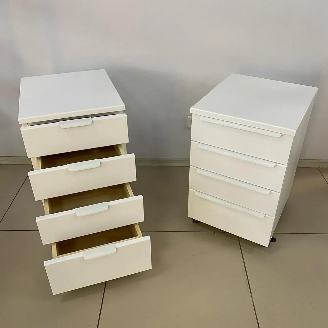 Тумбы из массива на заказ в любом размере, цвете и фасоне! Покрытие на выбор: полиуретан, акрил или масло!
Ящики с доводчиками (скрытый монтаж).
#тумбы #тумбыиздерева #интерьер #рабочийкабинет #тумбыподтв #тумбыназаказ #деревяннаямебель #мебельиздерева #мебельиздереваназаказ #индивидуальныйподход #прикроватныетумбы #интерьерныерешения #деревянныйстиль #массив43