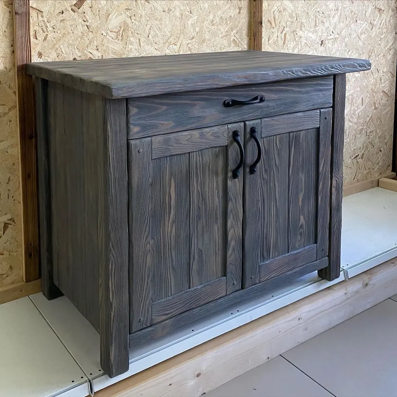 Как Вам такой стильный комодик или тумба? Изготовлен из массива сосны, обожжен и покрыт маслом. Фурнитура как всегда 👉 с доводчиками!!!
Всю мебель изготавливаем на заказ!!!
📞8-912-826-18-75
————————————————————
💥💥💥💥💥💥💥💥💥💥💥💥💥💥
#деревяннаямебель #тумбаиздерева #комод #деревянныйкомод #деревяннаятумба #деревяннаямебельназаказ #мебельизмассива #брашировка #старениедревесины #мебельвзагородныйдом #стильподстарину #состареннаямебель #мебельподстарину #интерьер #interiordesign #design #massiv43