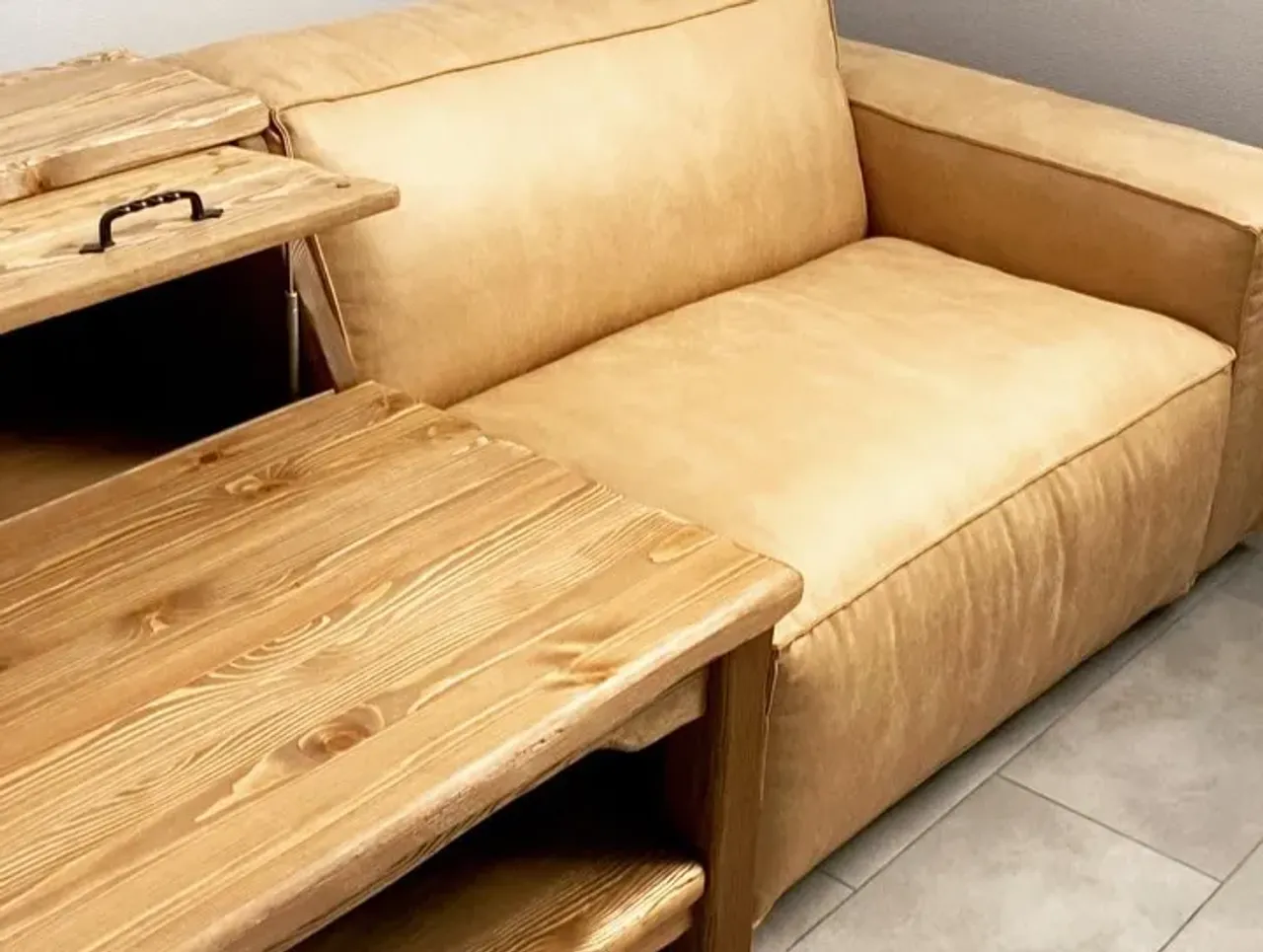 Как Вам такой стол и бар, встроенный в диван? Идеально для бильярдной!👍👍👍
💥Массив сосны с глубоким старением!
#барвдиване #столсбаром #бар #бильярд #бильярдная #бильярднаякомната #деревяннаямебель #бариздерева #шкафбар #столярнаямастерская #столярка #своястолярка