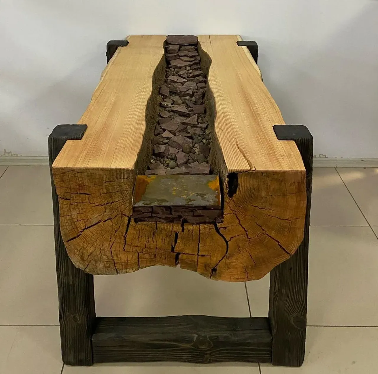 Вот стол и готов, осталось решить пару вопросов: ждём посылку с погружным насосом, стекло в среду обещают, ну и посудину под водопад решено делать из бревна лиственницы. Совсем чуть-чуть осталось до запуска «Реки»!!!👍👍👍 А пока любуемся на «сухую»)😃 И ещё будем делать стулья в этот комплект, в таком же стиле!
#столизлиственницы #столрека #шедевр #столизбревна #столсводопадом #рекаподстеклом #обеденныйстол #столвбеседку #дизайнерскийстол #дизайнерскаямебель #массив43