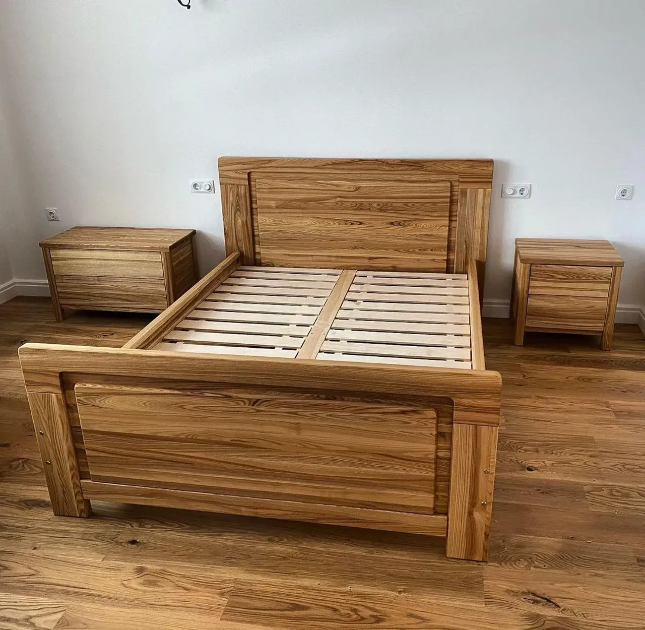 Кровать с тумбами изготовлена из массива ясеня. Тумбы с системой открывания от нажатия. На заказ сделаем в любом дизайне, цвете и конфигурации. 
Тел. 8-912-826-18-75 Евгений. ✅Гарантия на все изделия!
#кровать #кроватьстумбамидерево #деревяннаякровать #деревянныеизделия #спальныйгарнитур #спальныйгарнитурназаказ #загородныйдом #мебельиздерева #мебельназаказ #мебелькиров #интерьерспальни #кроватьизясеня #кроватьиздуба #кроватьизсосны #всеиздерева #wood #bed #bedroomdesign #massiv43