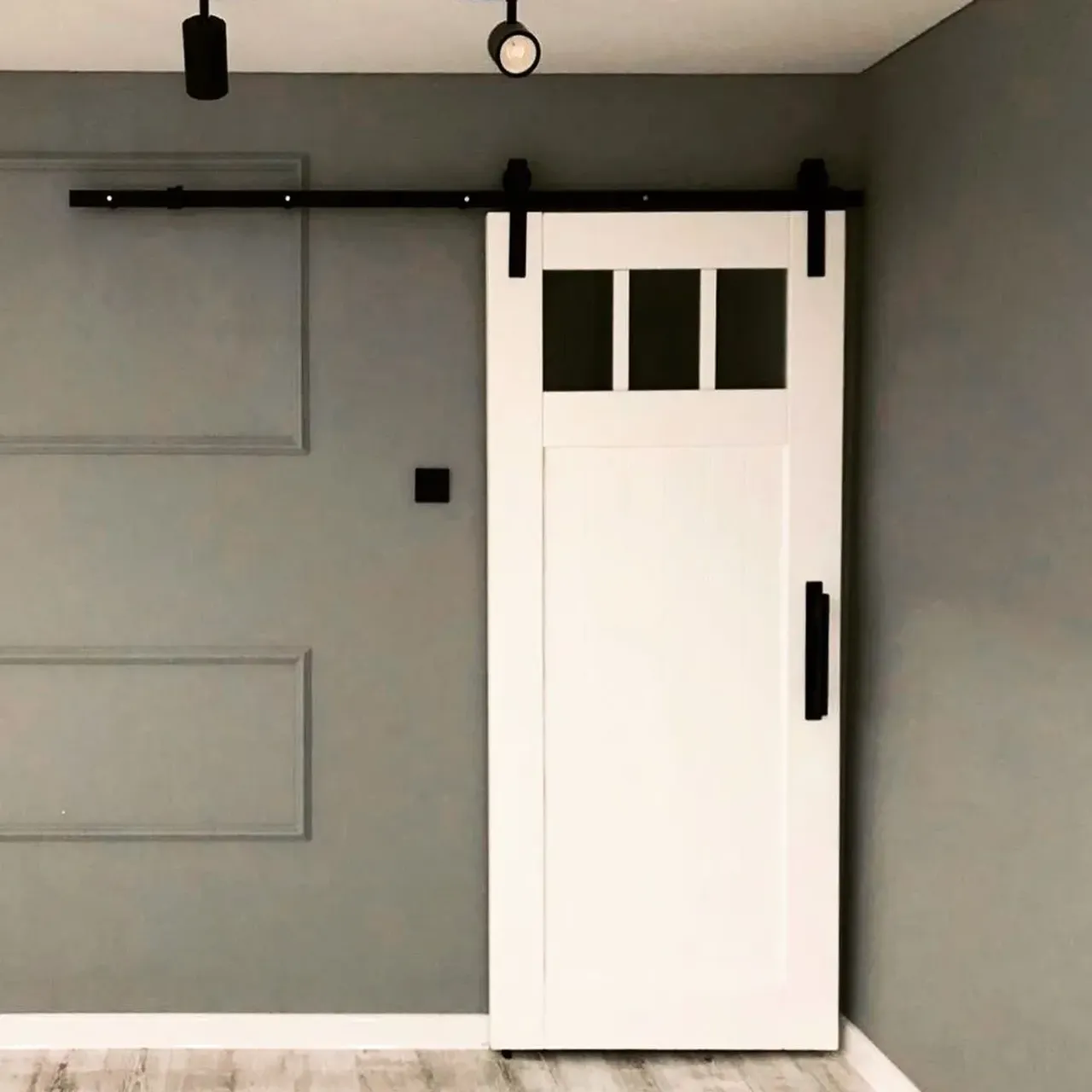 Прилетели фоточки из Салехарда, от нашей Заказчицы! Дверное полотно на амбарных направляющих. Изготовлено из массива сосны с акриловым матовым белым покрытием. Душа ликует, когда заказчики пишут в отзывах добрые слова!!!😍😍😍😇. Хочется дальше работать и работать, производить ещё больше интересной  мебели из дерева!!!
📲+79128261875 , звоните, пишите, ответим на любой вопрос по заказу.
——————————-
#амбарныедвери #двери #дверьнароликах #амбарныймеханизм #стиль #лофтстиль #ремонтквартир #стильныедвери #дверилофт #амбарнаядверь #современнаядверь #катающаяся #интерьер #дизайнинтерьера #стильноивкусно #интерьерныерешения #европа #дверивквартиру #дверноеполотно #деревянныедвери #деревянныеизделия #wood #woodworking #interiordesign #interior