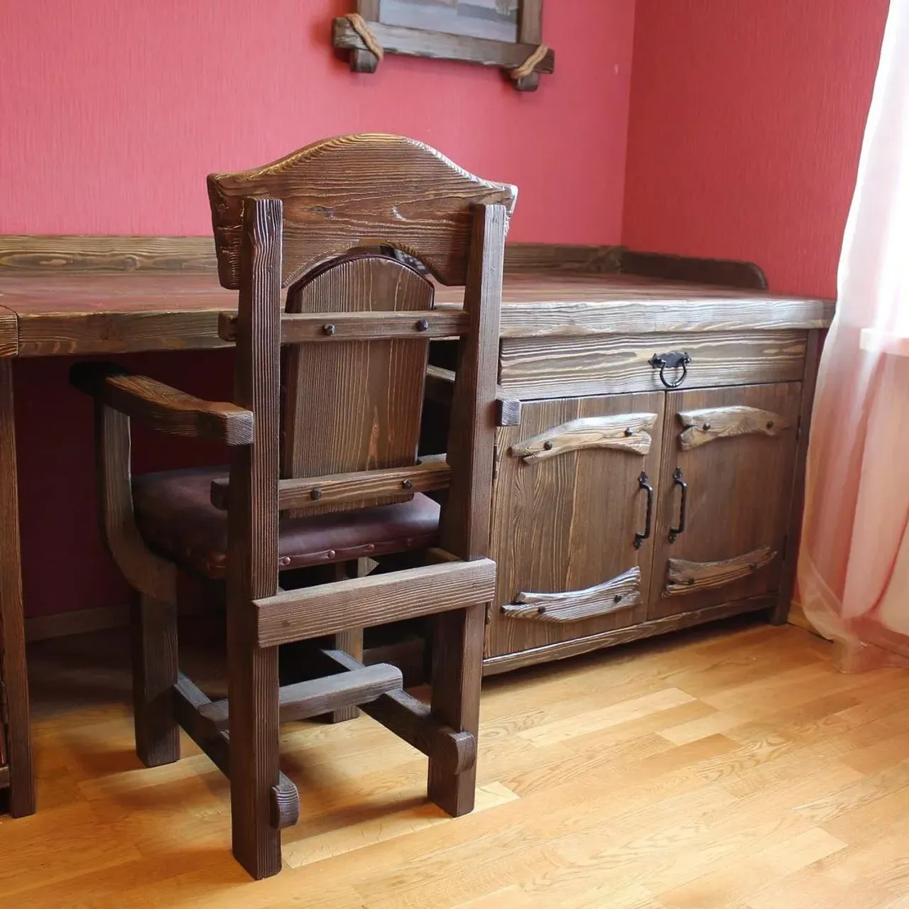 Не только мужчины, но и женщины заказывают такую мебель в квартиру, в небольшой рабочий кабинет. 
#мебельподстарину #рабочийкабинет #мебельиздерева #деревяннаямебель #мебельизсосны #мебельизсосныназаказ #массив43