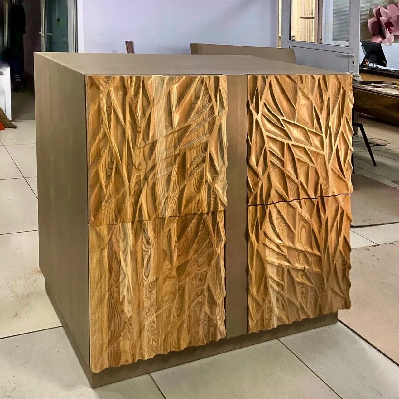 Очередной заказ почти готов к отправке заказчику, осталось установить push-to-open (открывание от нажатия). Вся тумба изготовлена исключительно из массива дерева, каркас из сосны, фасады из ясеня. Изюминка этих изделий 👉 это объёмные фасады с рисунком, выполненным на ЧПУ станке.
💥8-912-826-18-75
💥Все делаем на заказ!!!
———————————————————————
#мебельиздерева #деревяннаямебель #деревяннаямебельназаказ #дизайнинтерьера #интерьер #тумба #камоды #камодыназаказ #обьемныефасады #мебельизясеня #мебельиздуба #wood #woodworking #своякомпания #частнаямастерская #ручнаяработаназаказ #мебельвдом #мебельвзагородныйдом #жизньзагородом #экологичнаямебель #экомебель