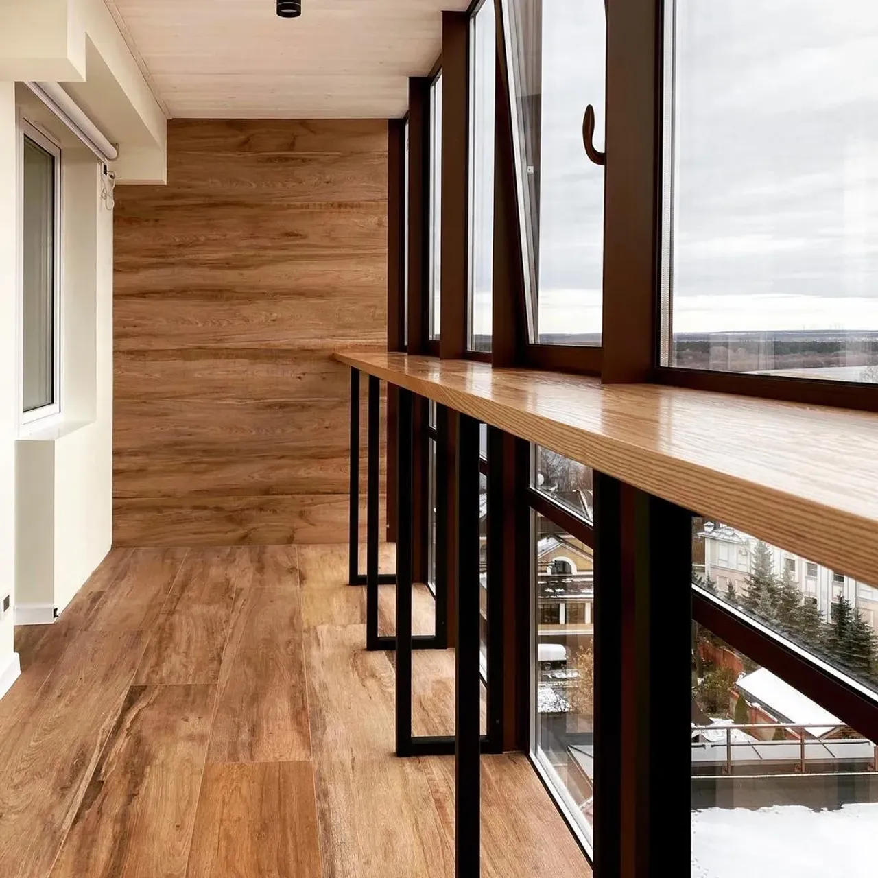 Барная стойка, длиной 6 метров, изготовлена исключительно из дерева, даже ноги!!! Но чтобы смотрелось интереснее, да и потому что заказчики любят Лофт, покрыли под металл, в чёрный цвет. А изумительно подобранная нашими мастерами текстура подчеркивает изысканность и красоту стола!!! Ну и панорамное остекление тоже ++++👍!
#мебельиздерева #мебельиздереваназаказ #барнаястойка #барнаястойкалофт #барнаястойкаиздерева #балкондизайн #лоджиядизайн #лоджияместодлярелакса #лоджия #барнаястойкакиров #вседелаемиздерева #мебельизясеня #интерьер