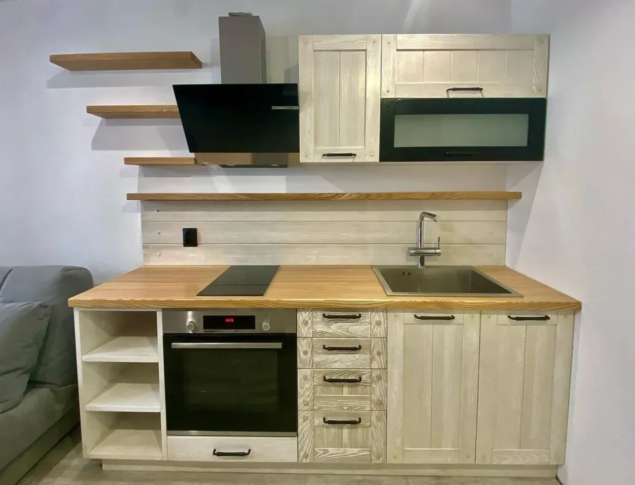 Не большая , но уютная кухня из массива сосны, с брашировкой и патинированием, будет радовать наших заказчиков. Столешницы и полки изготовлены из массива ясеня!!!👍
#массив #кухня #кухоннаямебель #кухоннаямебель #dewalt #патинирование #мебельназаказ #экологичнаямебель #blum #экомебель #деревяннаямебель #деревяннаямебельназаказ #мебелькиров #мебельнакухнюкиров