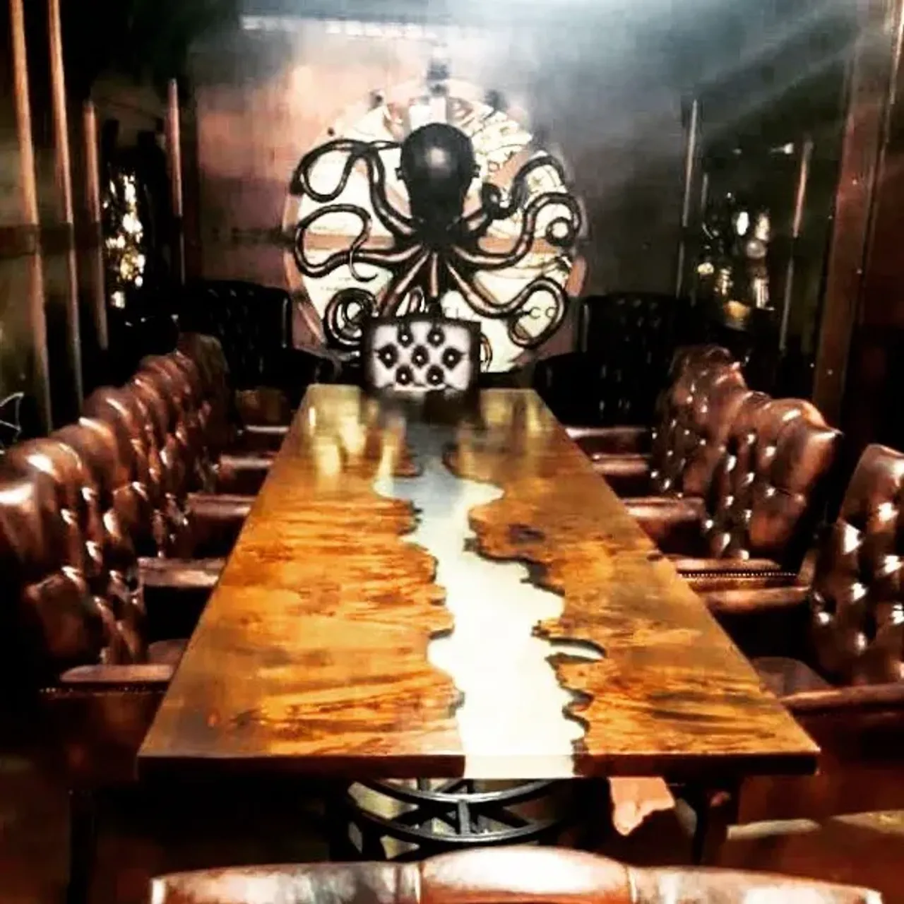 Стол в VIP зал, изготовлен из горного капового тополя с заливкой смолой. Принимаем заказы по тел: +7-912-826-18-75
#горныйтополь #столрека #деревоисмола #заливкасмолой #столывресторан #река #горнаярека #большойстол #столдлясовещаний #интерьерресторана #мебельиздерева #деревянныйстол #столиздерева