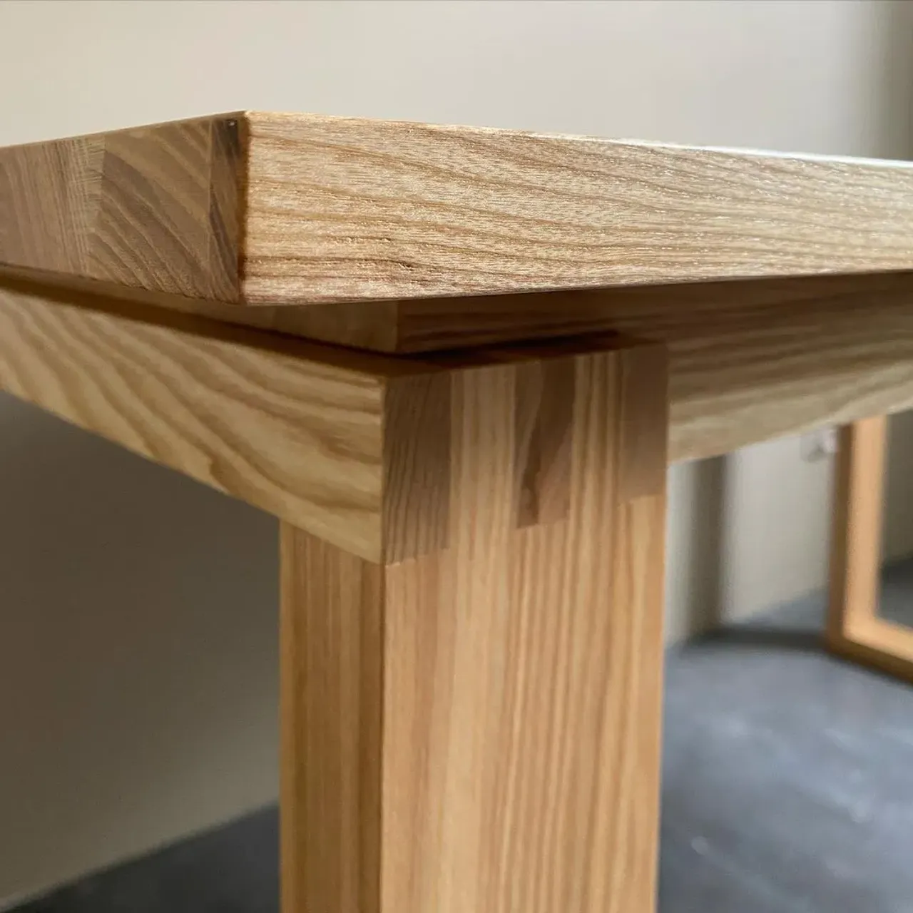 Как Вам такой стол? Оригинальный, не правда ли??? Легкий, стильный, не громоздкий). Ноги в виде квадратов подчёркивают стиль, а красота рисунка текстуры натурального массива ясеня заставляет остановить взгляд на нем!☝️
💥На заказ делаем любую мебель из дерева!
💥Сосна, ясень или дуб на выбор!!!
💥Экологичное покрытие!
💥Отправка в любую точку!
📞8-912-826-18-75
☝️☝️☝️☝️☝️☝️☝️
—————————————————————
#стол #столназаказ #рабочийстол #столвкабинет #столиздерева #столярнаямастерская #столизмассива #столик #столярныеизделия #столиздерева #столыназаказ #столярнаямастерская #столярноепроизводство #столыстульяназаказ #деревянныйстол #деревянный #интерьер #дизайнеринтерьера #столдлядизайнера #массив43