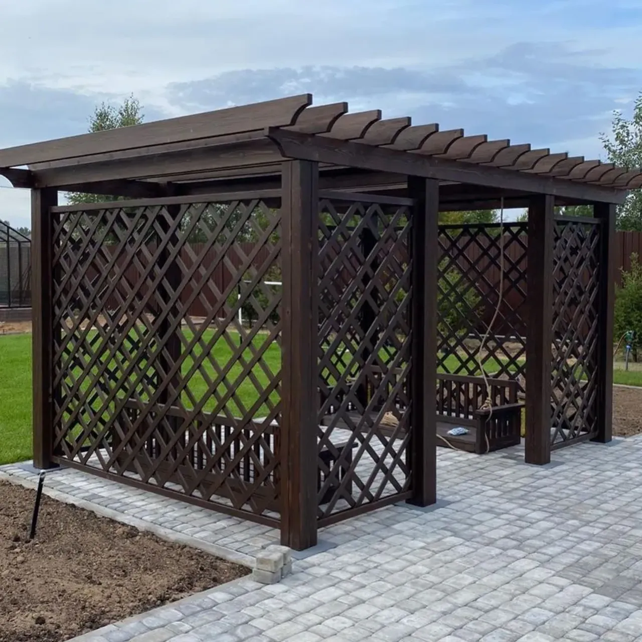 Очередная зона отдыха почти готова. Большая пергола с двумя  диванами  и зонирование деревянными решетками изготовлена и установлена. Осталось только подвесить диванчики.... 
Нам был интересен этот проект, придуманный заказчиками! И думаем, мы справились!!!
#всебудетхорошо #перголаскачелями #деревяннаямебель #пергола #диваныназаказ #деревянныеизделия #деревянныеизделияназаказ #зонаотдыха #загороднаяжизнь #территория #загородныйдом #зонированиепространства #интерьер #качели #подвесныедиваны #массив43 #дерево #деревовинтерьере #деревяннаямебель #деревяннаямебельназаказ #экологичнаямебель #деревяннаямебелькиров #мебелькиров #столярнаямастерская #всеиздерева #натуральнаямебель