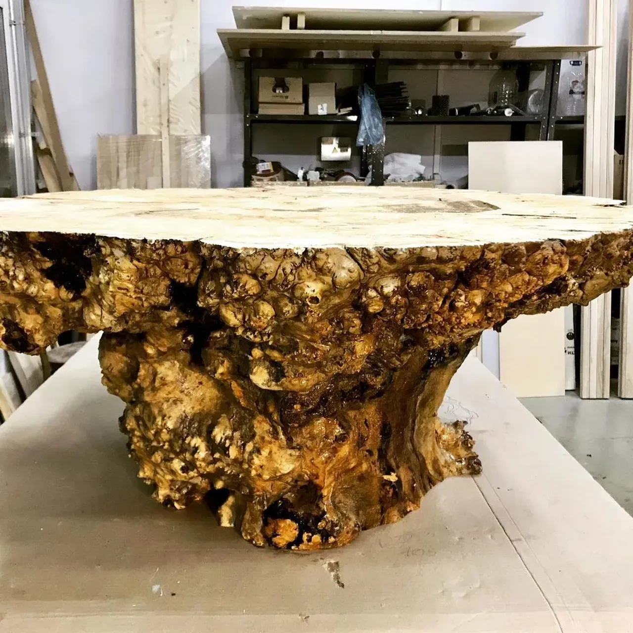 Журнальный стол из спила корневой части капа Клена. На нижнюю площадку установлен лист полированной нержавейки, выполняющей роль зеркала, для отражения красоты рисунка каповых наростов. 💥Диаметр 1000 мм
💥Высота 500 мм
💥Вес примерно 50 кг.
💥Цена: 74000₽
💥Отправим в любую точку!
—————————————————————-
📞8-912-826-18-75
—————————————————————-
#столизмассива #экостол #кап #каповыйстол #столизкапа #оригинальныйподарок #журнальныйстолик #журнальныйстол #загородныйдом #мебельиздерева #деревянныестолы #столыназаказ #столыкиров #круглыйстол #круглыйстолназаказ