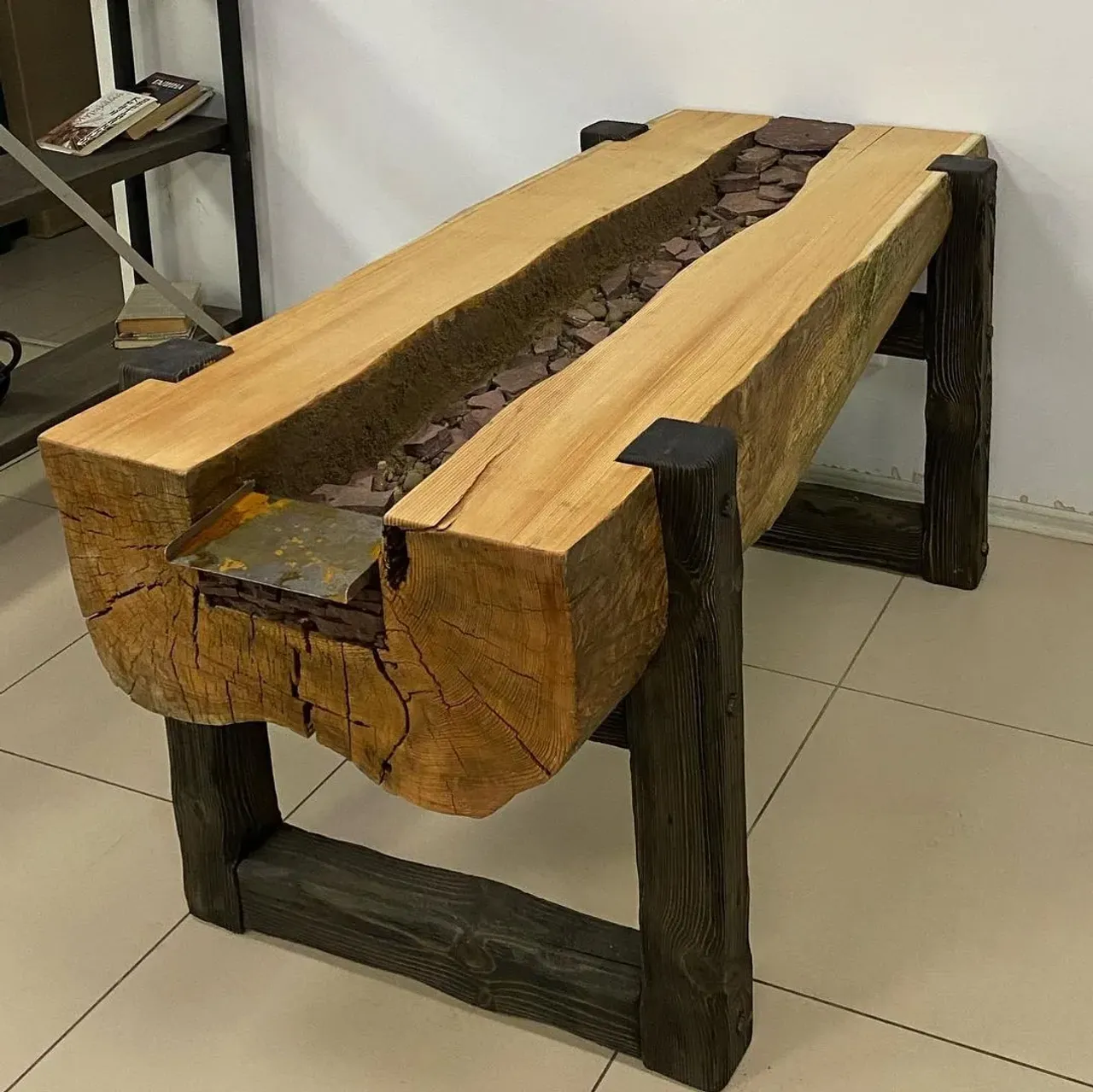 Вот стол и готов, осталось решить пару вопросов: ждём посылку с погружным насосом, стекло в среду обещают, ну и посудину под водопад решено делать из бревна лиственницы. Совсем чуть-чуть осталось до запуска «Реки»!!!👍👍👍 А пока любуемся на «сухую»)😃 И ещё будем делать стулья в этот комплект, в таком же стиле!
#столизлиственницы #столрека #шедевр #столизбревна #столсводопадом #рекаподстеклом #обеденныйстол #столвбеседку #дизайнерскийстол #дизайнерскаямебель #массив43