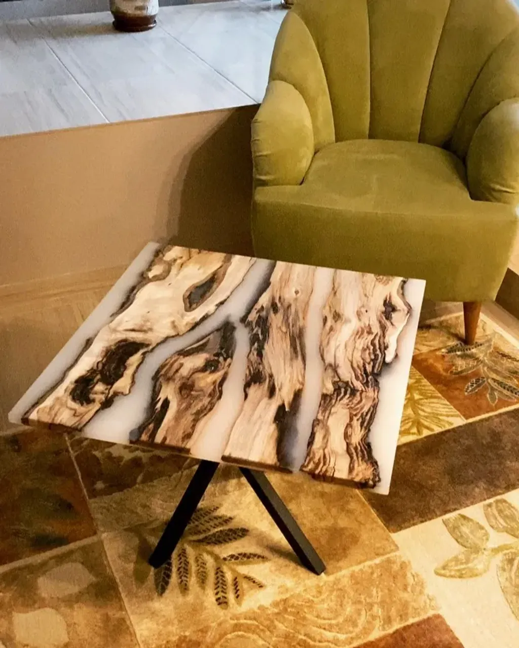 Наш чудесный журнальный столик, с залитой из дерева и смолы столешницей, нашёл своё место в @stariydvorik_hotel !!! 👍
#столыназаказ #дерево #деревоисмола #эпоксиднаясмола #ксеноморф #зонаотдыха #отельстарыйдворик #журнальныйстолик #журнальныйстоликназаказ #мебельназаказ #мебельиздерева #смолаидерево #массив43