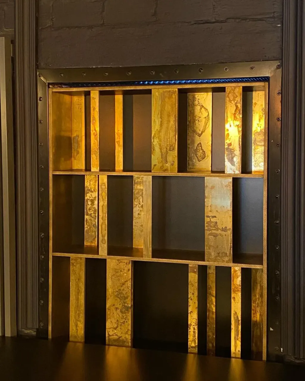 Процесс идёт! Завершение установки мебели и декора.
#мебельвбар #угольнаядоска #обожженнаядоска #бар #винныйшкафчик #винныйстеллаж #декор #декорнадиван #латунныевещи