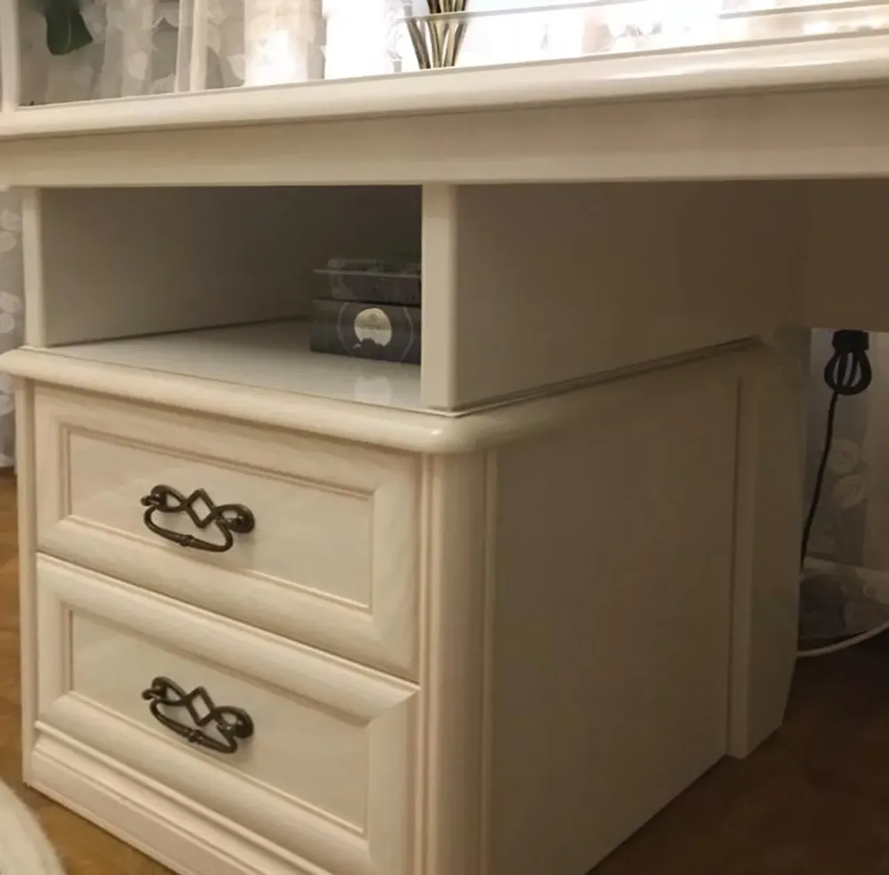 Заказчица привезла тумбу из МДФ от кровати и очень ей хотелось стол рабочий с тумбой! И мы сделали стол из массива сосны с опорой на тумбу и подогнали цвет.
#делаемвсеиздерева #столиздерева #столизсосны #деревяннаямебель #деревяннаямебельназаказ #рабочийстол #вседелаемсами