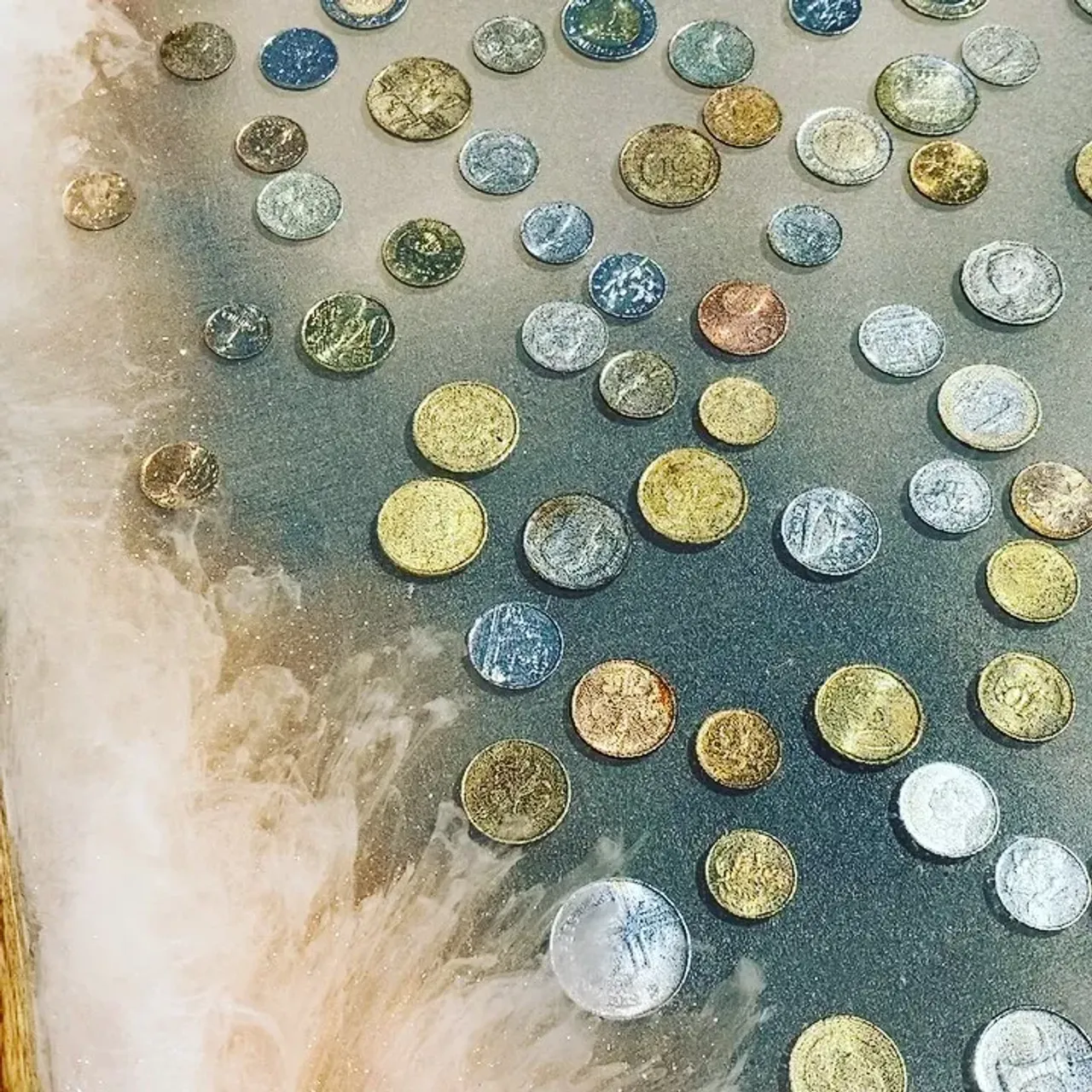 Сделаем любой стол с заливкой смолой. 👍Любое заполнение в смолу!!! В данном варианте залита мелочь, оставшаяся от путешествий по разным странам.
#деревоисмола #wood #woodendesign #resinart #столсосмолой #смолаидерево #журнальныйстолик #столикизамбарнойдоски #доскаисмола #деньгивэпоксидке #столикнаметаллокаркасе #интерьер #столиккшезлонгам #зонаотдыха #деньги #ландшафтныйдизайн #загородныйдом #житьзагородом #массив #массив43