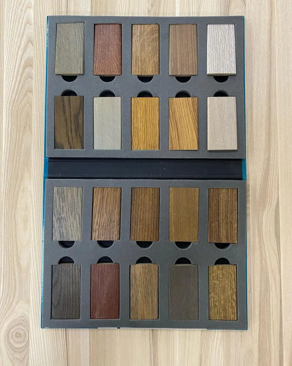 Шикарный стол в сочетании благородного ясеня с металлом! Стулья любезно предоставлены @vishneviy.sad 💥В свободной продаже. Панно на стене тоже в продаже!
💥1500х700х750
💥Натуральное дерево!!!
💥Затонируем по желанию в  цвет по каталогу.
💥Паркетное масло Hesse
💥Отправка в любую точку!!!
Контактный тел: 8-912-826-18-75 Евгений —————————————
#стол #столнаметалокаркасе #столиздерева #деревяннаястолешница 
#красивыйинтерьер #большойстол #обеденныйстол #обеденныйстолназаказ #столназаказ #столкиров #мебелькиров #массив43 #дизайнерскийстол #всеиздерева #обеденнаязона #настенноепанно #деревоисмола #woodandresin