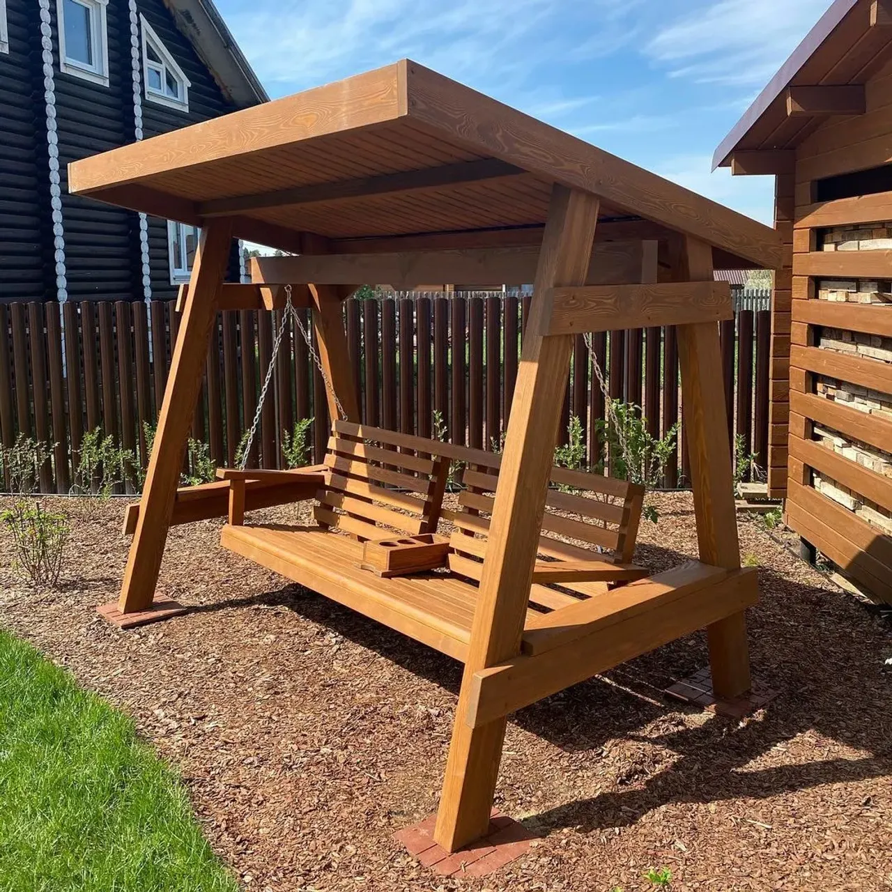 Ну Вот и ещё одна семья обзавелась качелью нашего изготовления. 
💥Массив сосны с брашировкой!
💥Удобный диван!
💥Откидной подлокотник с подстаканниками
💥Крыша защитит как от солнца, так и от дождя!
💥Удобные полки в боковинах каркаса!
💥Разборная конструкция!
💥Любой цвет!
💥Отправим в любую точку!!!
💥☎️89128261875
——————————————————
#диван #диванкачели #качели #качелисадовые #участок #деревянныекачели #качелискрышей #обустройствотерритории #деревяннаямебель #уличнаямебель #мебельиздерева #мебельиздереваназаказ #wood #woodworking