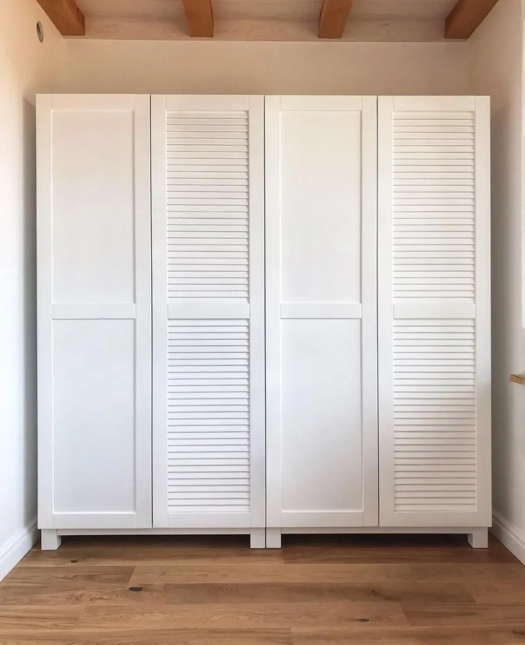 Всем Доброго Дня!!! Уже установили первую партию белых шкафов из массива сосны, с полиуретановым покрытием. Смотрите, оценивайте, подписывайтесь!!! Отвечу на любые вопросы!
В производстве мебели НЕ ПРИМЕНЯЕМ: МДФ, ДВП, ЛДСП!☝️
📲89128261875
—————————————————————-
#дерево #шкафыиздереваназаказ #деревообработкамастер #деревообработка #мебельназаказкиров #мебельиздерева #шкаф #шкафы #шкафыназаказ #деревянныеизделия #деревяннаямебель #интерьер #интерьерквартиры #шатерсы #жалюзийныедвери #оригинальныевещи #гардеробная #спальнядизайн #шкафвспальню #деревовинтерьере #массив43 #wood #woodwork #woodworking #шкафыкиров