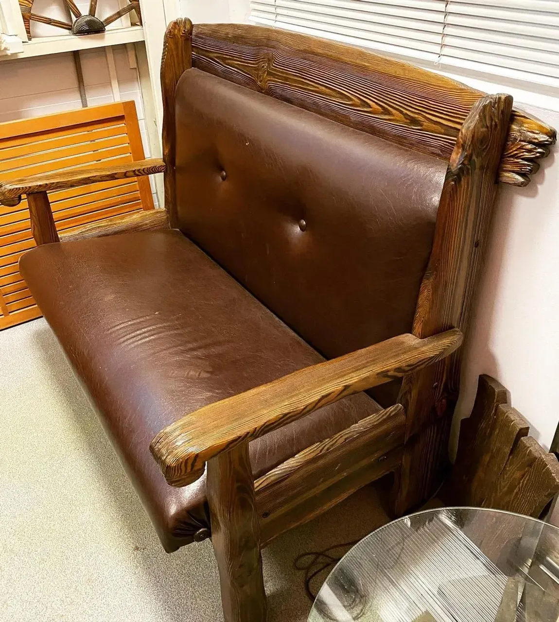 Этот диван уже смело можно назвать талисманом! На нем уже посидела не одна сотня наших заказчиков!!!👍☝️! Он ездит  по всем нашим офисам при переездах с начала 2000-х годов, и ему примерно 16-17 уже есть. Это первые Варианты состаренной Нашими мастерами мебели!!! 💥 Первый заказ пришёл из Столицы! Москвичи привезли доску «брашированную» (мы таких слов и не знали тогда). И понятия не имели как Мебель сделать такой)))! И не было You Tube в помощь, но было много сил и желания сделать что-то новое и оригинальное!!! И на этом была открыта  Нами страничка по изготовлению мебели в таком стиле! Сделали тогда и отправили большой заказ на ресторан в Москве, и заодно и образцы стола и стульев себе в салон сделали! Даже экскурсии приходили, посмотреть мебель из сказки «Маша и Медведи»)))! Вот как-то так.......!👍👍👍🪓
#мебельподстарину #состареннаямебель #браширование #брашированиедерева #брашированиедревесины #брашированнаямебель #столыистульяотпроизводителя #массив43 #мебельноепроизводство