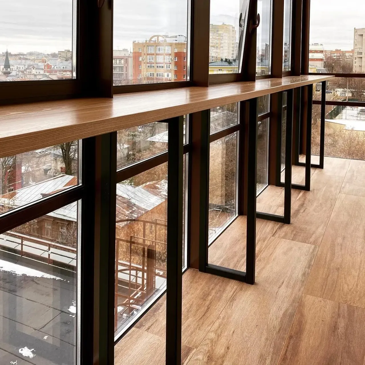 Барная стойка, длиной 6 метров, изготовлена исключительно из дерева, даже ноги!!! Но чтобы смотрелось интереснее, да и потому что заказчики любят Лофт, покрыли под металл, в чёрный цвет. А изумительно подобранная нашими мастерами текстура подчеркивает изысканность и красоту стола!!! Ну и панорамное остекление тоже ++++👍!
#мебельиздерева #мебельиздереваназаказ #барнаястойка #барнаястойкалофт #барнаястойкаиздерева #балкондизайн #лоджиядизайн #лоджияместодлярелакса #лоджия #барнаястойкакиров #вседелаемиздерева #мебельизясеня #интерьер