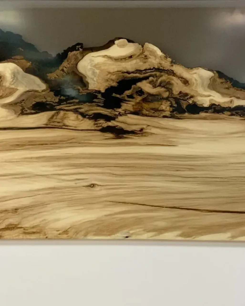 Шикарный стол в сочетании благородного ясеня с металлом! Стулья любезно предоставлены @vishneviy.sad 💥В свободной продаже. Панно на стене тоже в продаже!
💥1500х700х750
💥Натуральное дерево!!!
💥Затонируем по желанию в  цвет по каталогу.
💥Паркетное масло Hesse
💥Отправка в любую точку!!!
Контактный тел: 8-912-826-18-75 Евгений —————————————
#стол #столнаметалокаркасе #столиздерева #деревяннаястолешница 
#красивыйинтерьер #большойстол #обеденныйстол #обеденныйстолназаказ #столназаказ #столкиров #мебелькиров #массив43 #дизайнерскийстол #всеиздерева #обеденнаязона #настенноепанно #деревоисмола #woodandresin