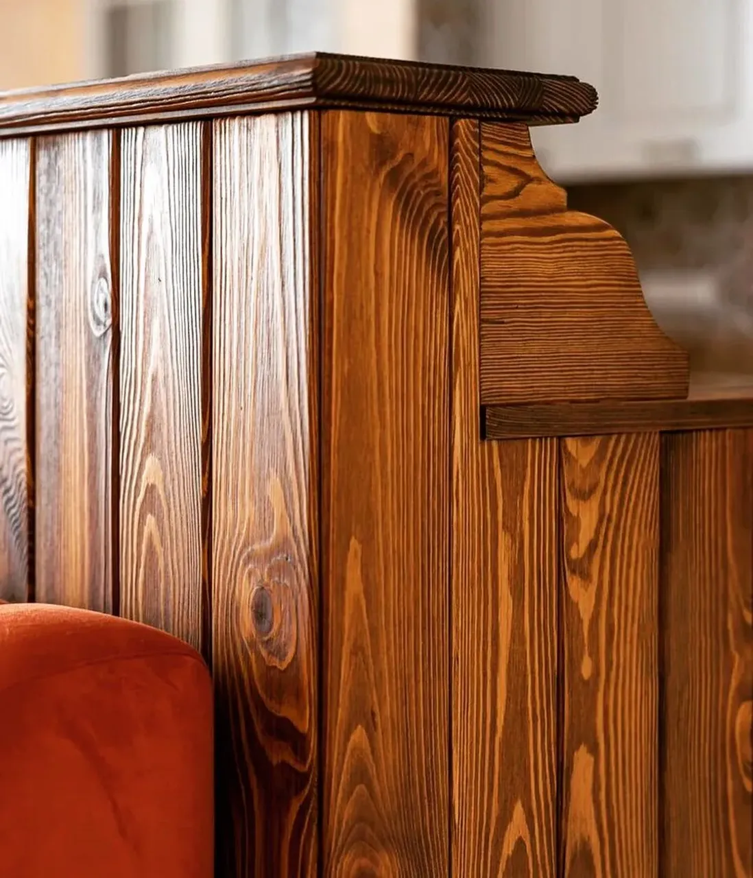 Отделка кухонного острова деревом: верхняя столешница, каркас из досок и точеные элементы добавили в интерьер свою изюминку! Покрытие маслом «Hesse», цвет темный орех. Интерьер и стиль мебели от @design_a_studia .
На заказ работаем с любым деревом! Воплотим в реальность мебель из дерева по любому проекту.
—————————————
+7-912-826-18-75 Евгений
—————————————
#изделияиздерева #деревяннаямебель #деревяннаямебельназаказ #отделкадеревом #точеныеизделия #деревянныйдекор #мебельизсосны #мебельизсосныназаказ #работасдизайнерами #мебельпопроекту #мебельпопроектудизайнера 
P.S. 📸 Фото предоставлены @ivanblagushin 💪👍👍👍