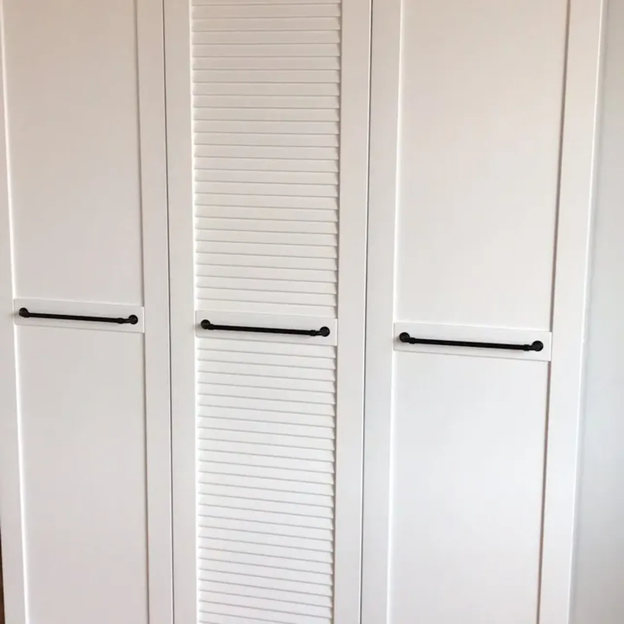 Всем Доброго Дня!!! Уже установили первую партию белых шкафов из массива сосны, с полиуретановым покрытием. Смотрите, оценивайте, подписывайтесь!!! Отвечу на любые вопросы!
В производстве мебели НЕ ПРИМЕНЯЕМ: МДФ, ДВП, ЛДСП!☝️
📲89128261875
—————————————————————-
#дерево #шкафыиздереваназаказ #деревообработкамастер #деревообработка #мебельназаказкиров #мебельиздерева #шкаф #шкафы #шкафыназаказ #деревянныеизделия #деревяннаямебель #интерьер #интерьерквартиры #шатерсы #жалюзийныедвери #оригинальныевещи #гардеробная #спальнядизайн #шкафвспальню #деревовинтерьере #массив43 #wood #woodwork #woodworking #шкафыкиров